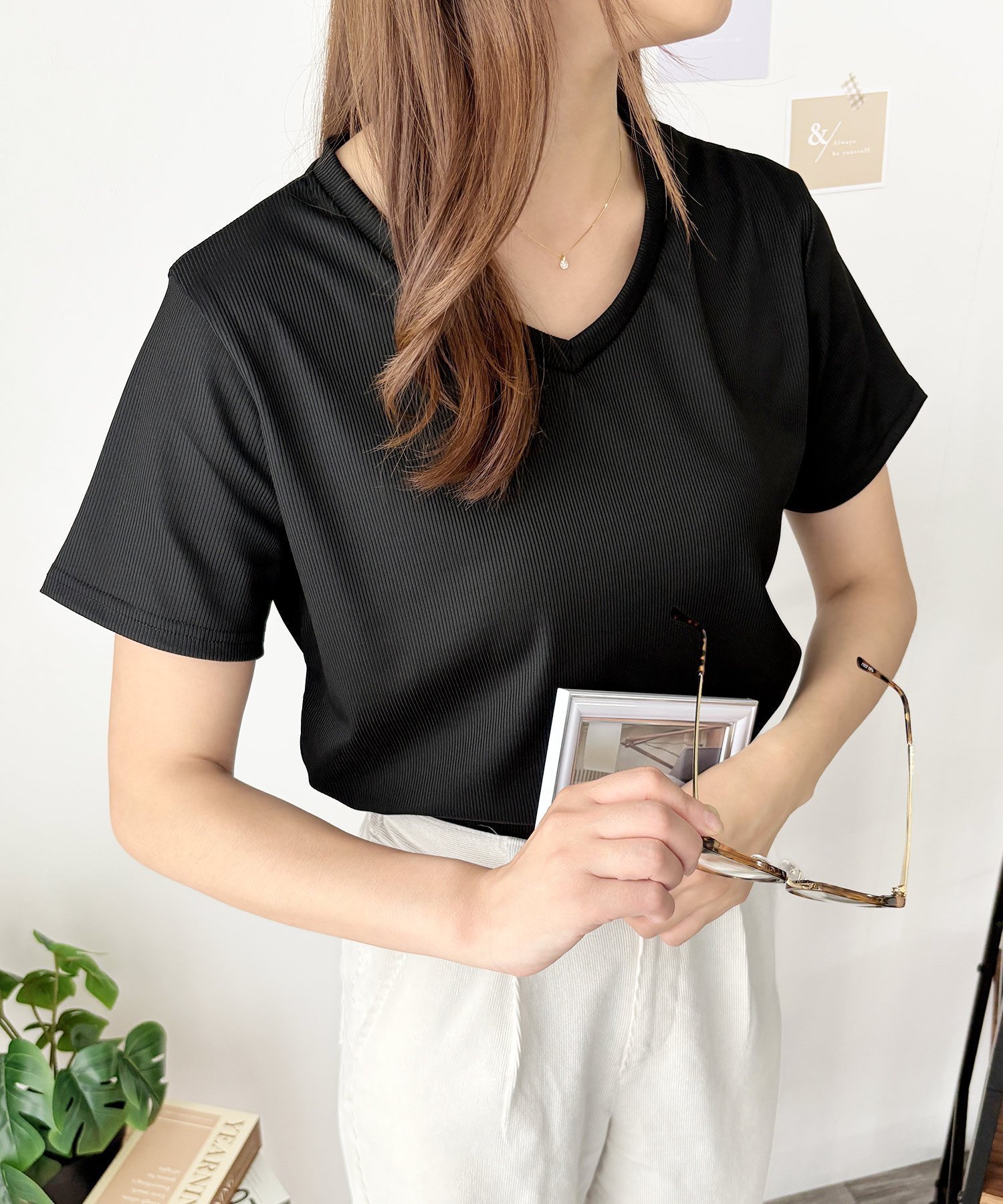 【アミュレット/Amulet】の【Amulet】リブタッチVネックトップス インテリア・キッズ・メンズ・レディースファッション・服の通販 founy(ファニー) 　ファッション　Fashion　レディースファッション　Fashion for Women　トップス・カットソー　Cut & Sew Tops　Vネックトップス　V-Neck Tops / V-Cut Neckline Shirts　アクセサリー　Fashion Accessories　クール　Cool, Chic　シンプル　Simple, Minimal　フェミニン　Feminine, Girly　ブラック|ID: prp329100004796102 ipo3291000000034796316