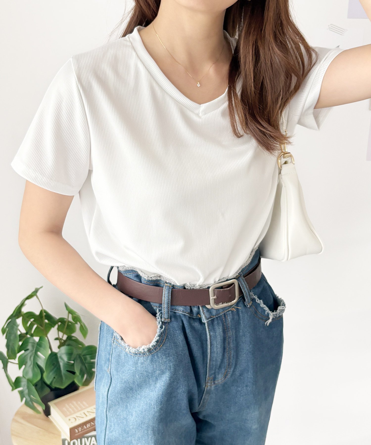 【アミュレット/Amulet】の【Amulet】リブタッチVネックトップス インテリア・キッズ・メンズ・レディースファッション・服の通販 founy(ファニー) 　ファッション　Fashion　レディースファッション　Fashion for Women　トップス・カットソー　Cut & Sew Tops　Vネックトップス　V-Neck Tops / V-Cut Neckline Shirts　アクセサリー　Fashion Accessories　クール　Cool, Chic　シンプル　Simple, Minimal　フェミニン　Feminine, Girly　ホワイト|ID: prp329100004796102 ipo3291000000034796317