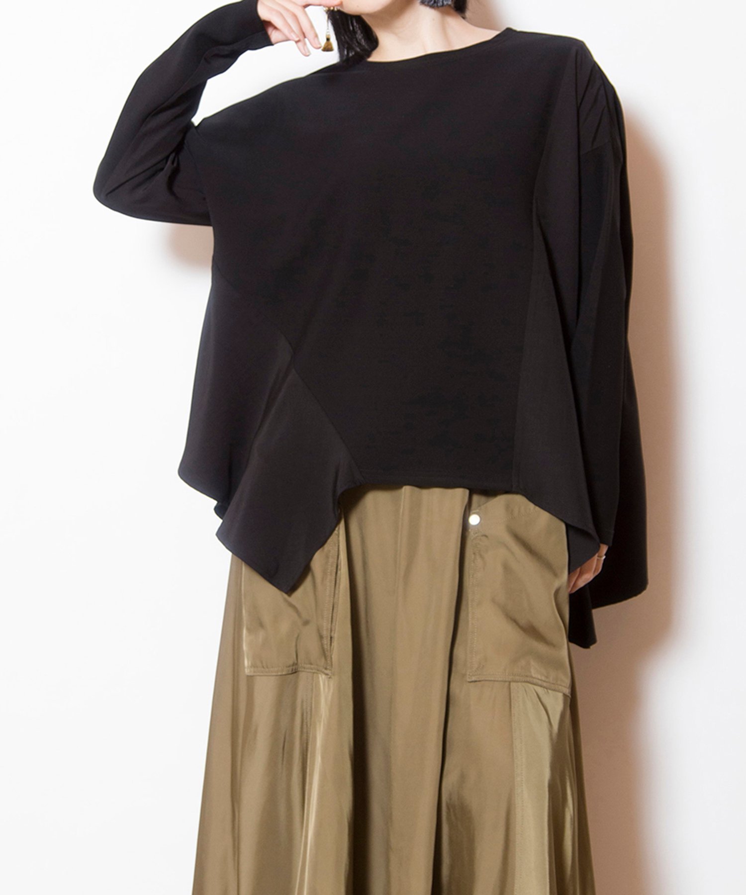 【オズモーシス/OSMOSIS】のアシンメトリー切替フレアープルオーバー インテリア・キッズ・メンズ・レディースファッション・服の通販 founy(ファニー) 　ファッション　Fashion　レディースファッション　Fashion for Women　トップス・カットソー　Cut & Sew Tops　カジュアルプルオーバー・ニットトップス　Pullovers & Knit Tops / Casual Pullovers　アシンメトリー　Asymmetrical Style　カットソー　Cut and Sewn Top　フレア　Flare, Flared　再入荷　Restock / Back in Stock　切替　Switching, Contrast Panel　A/W・秋冬　Autumn/Winter　BLACK|ID: prp329100004796115 ipo3291000000034796390