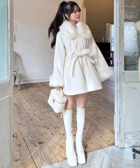 【ロイヤルパーティー/ROYAL PARTY】のファー付ポンチョ風コート 人気、トレンドファッション・服の通販 founy(ファニー) ファッション Fashion レディースファッション Fashion for Women アウター Coat / Outerwear Collection コート・ロングコート・ピーコート Long Coats, Peacoats & More ポンチョ・ケープコート Ponchos & Capes おすすめ Recommended / Our Picks フレア Flare, Flared ボトム Bottoms, Lower Wear ポンチョ Poncho, Cape Style |ID:prp329100004796491