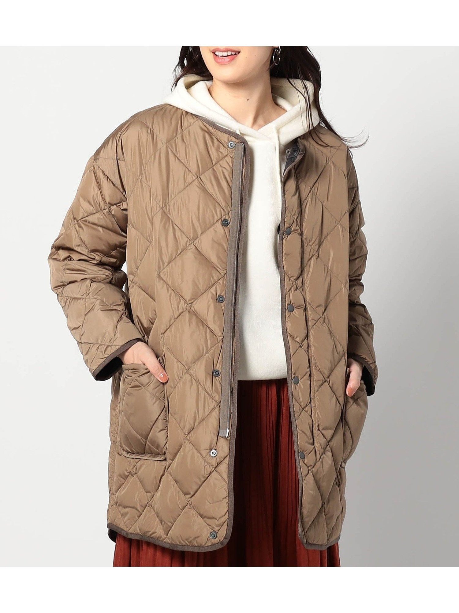 【ニコル/NICOLE】のNANGA(ナンガ)別注ノーカラーキルティングダウンブルゾン インテリア・キッズ・メンズ・レディースファッション・服の通販 founy(ファニー) 　ファッション　Fashion　レディースファッション　Fashion for Women　アウター　Coat / Outerwear Collection　ブルゾンジャケット・スポーティアウター　Blouson Jackets　アウトドア　Outdoor Clothing　キルティング　Quilted, Quilting　ジャケット　Jacket, Outerwear　タフタ　Taffeta, Structured Fabric　ダウン　Down, Puffer　フェザー　Feather, Feather Detail　プレミアム　Premium, High-End　ベスト　Vest, Waistcoat　ポケット　Pocket, Pocket Detail　別注　Limited Edition, Custom Order　ミドル　Middle Length, Mid Height　冬　Winter / This Winter　18ベージュ|ID: prp329100004796684 ipo3291000000035046897