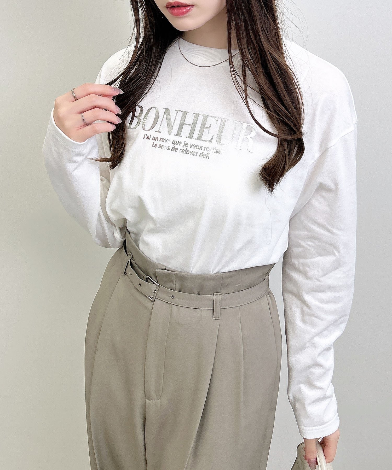 【イング/INGNI】のハクプリントロゴロンT インテリア・キッズ・メンズ・レディースファッション・服の通販 founy(ファニー) ファッション Fashion レディースファッション Fashion for Women トップス・カットソー Cut & Sew Tops ロングTシャツ・Tシャツ Longline T-Shirts & Tees シルバー Silver, Metallic Silver シンプル Simple, Minimal ジャケット Jacket, Outerwear スタイリッシュ Stylish, Fashionable スマホ Smartphone, Mobile Device ブルゾン Blouson, Bomber Jacket プリント Print, Printed Pattern ベーシック Basic, Essential メタリック Metallic, Shiny Finish オフホワイト/シルバー|ID: prp329100004796688 ipo3291000000034913776