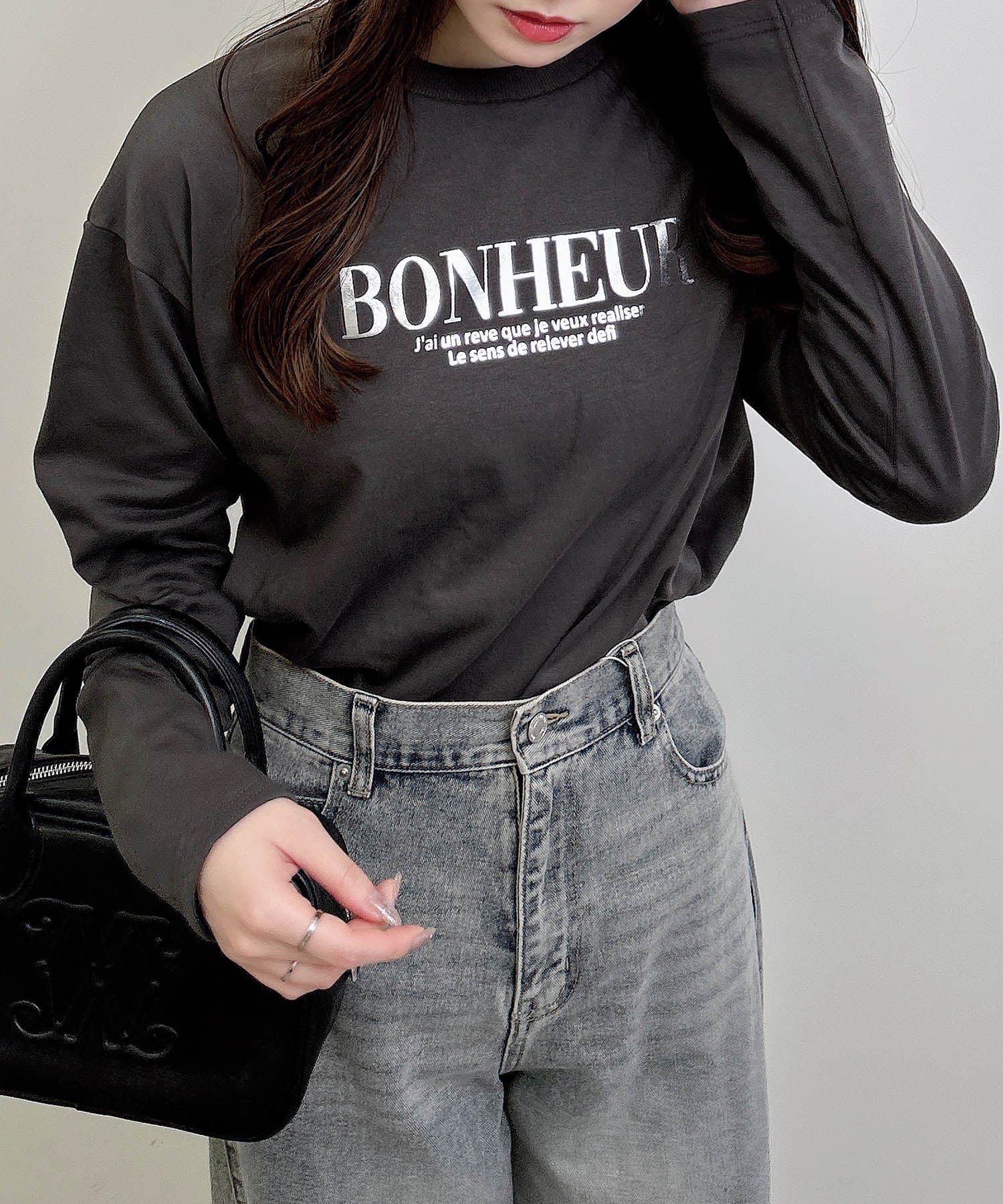 【イング/INGNI】のハクプリントロゴロンT インテリア・キッズ・メンズ・レディースファッション・服の通販 founy(ファニー) ファッション Fashion レディースファッション Fashion for Women トップス・カットソー Cut & Sew Tops ロングTシャツ・Tシャツ Longline T-Shirts & Tees シルバー Silver, Metallic Silver シンプル Simple, Minimal ジャケット Jacket, Outerwear スタイリッシュ Stylish, Fashionable スマホ Smartphone, Mobile Device ブルゾン Blouson, Bomber Jacket プリント Print, Printed Pattern ベーシック Basic, Essential メタリック Metallic, Shiny Finish チャコールグレー/シルバー|ID: prp329100004796688 ipo3291000000034913777