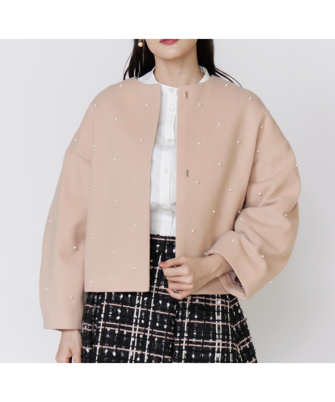 【マーリエ ル カセット/Maglie le cassetto】のパールショートコート インテリア・キッズ・メンズ・レディースファッション・服の通販 founy(ファニー) 　ファッション　Fashion　レディースファッション　Fashion for Women　アウター　Coat / Outerwear Collection　コート・ロングコート・ピーコート　Long Coats, Peacoats & More　キュプラ　Cupro, Eco Fabric　ショート　Short, Short Length　ジャケット　Jacket, Outerwear　スマート　Smart, Elegant　デニム　Denim, Jeans Material　バランス　Balance, Style Balance　パール　Pearl, Pearl Accent　ポケット　Pocket, Pocket Detail　ランダム　Random, Irregular　エレガント 上品　Elegant　ピンク|ID: prp329100004796731 ipo3291000000035170319