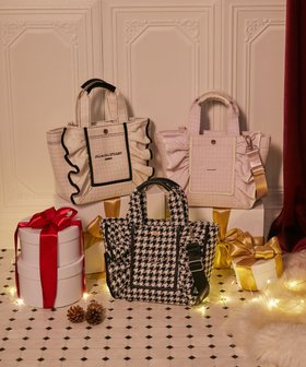 【ジルバイジルスチュアート/JILL by JILLSTUART】のリミテッドファブリック フレームフリルトートバッグ 人気、トレンドファッション・服の通販 founy(ファニー) ファッション Fashion レディースファッション Fashion for Women バッグ Bags ショルダー Shoulder, Shoulder Strap スペシャル Special, Limited Edition スマート Smart, Elegant ツイード Twill, Twill Weave ファブリック Fabric, Textile モノトーン Monotone, Black and White エレガント 上品 Elegant 人気 Popular, Best Seller 冬 Winter / This Winter |ID:prp329100004796823