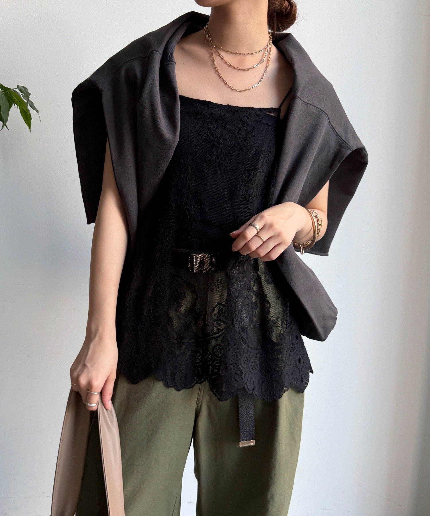 【ドゥドゥ/DouDou】の【新色追加】スカラレースキャミ インテリア・キッズ・メンズ・レディースファッション・服の通販 founy(ファニー) 　ファッション　Fashion　レディースファッション　Fashion for Women　トップス・カットソー　Cut & Sew Tops　キャミソール&ノースリーブ　Camisoles & Sleeveless Tops　キャミソール　Camisole, Spaghetti Strap Top　スマート　Smart, Elegant　レース　Lace, Lace Fabric　A/W・秋冬　Autumn/Winter　冬　Winter / This Winter　再入荷　Restock / Back in Stock　エレガント 上品　Elegant　2025年　2025　2025-2026秋冬・A/W　Autumn/Winter 2025–26 AW25–26　ブラック|ID: prp329100004796829 ipo3291000000036269254