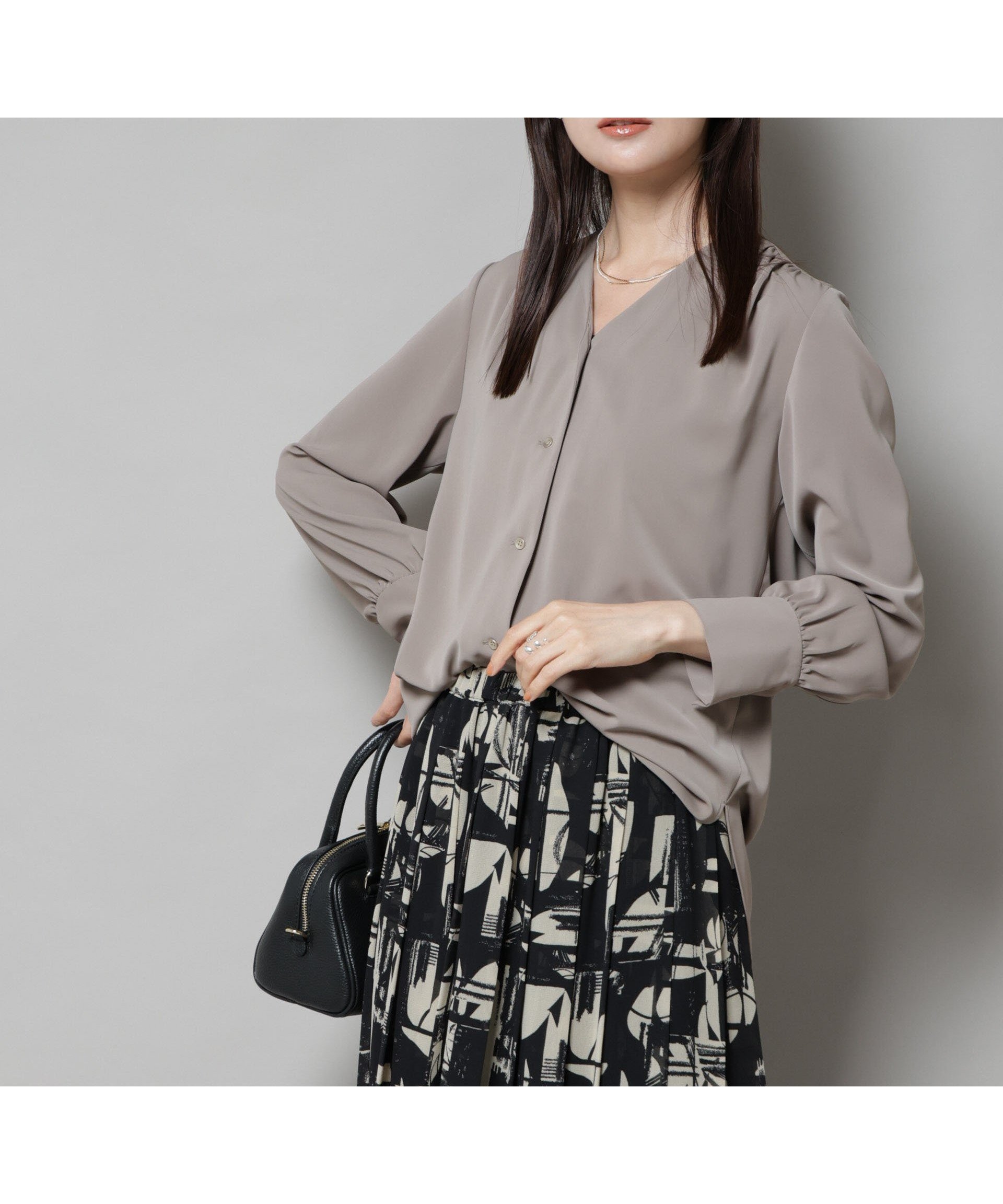 【ナノ ユニバース/nano universe】のフロントボタンVネックブラウス インテリア・キッズ・メンズ・レディースファッション・服の通販 founy(ファニー) 　ファッション　Fashion　レディースファッション　Fashion for Women　トップス・カットソー　Cut & Sew Tops　シャツ・ブラウス・オフィスカジュアル　Elegant Blouses & Button-Ups　Vネックトップス　V-Neck Tops / V-Cut Neckline Shirts　ウォッシャブル　Machine Washable　ギャザー　Gathered, Ruffled　今季　This Season, Current Season　サテン　Satin, Glossy Fabric　シンプル　Simple, Minimal　ジャケット　Jacket, Outerwear　ストレッチ　Stretch, Stretchy Fabric　スラックス　Slacks, Dress Pants　人気　Popular, Best Seller　フロント　Front, Front Design　ベーシック　Basic, Essential　エレガント 上品　Elegant　2025年　2025　2025-2026秋冬・A/W　Autumn/Winter 2025–26 AW25–26　モカ3|ID: prp329100004797029 ipo3291000000034804419