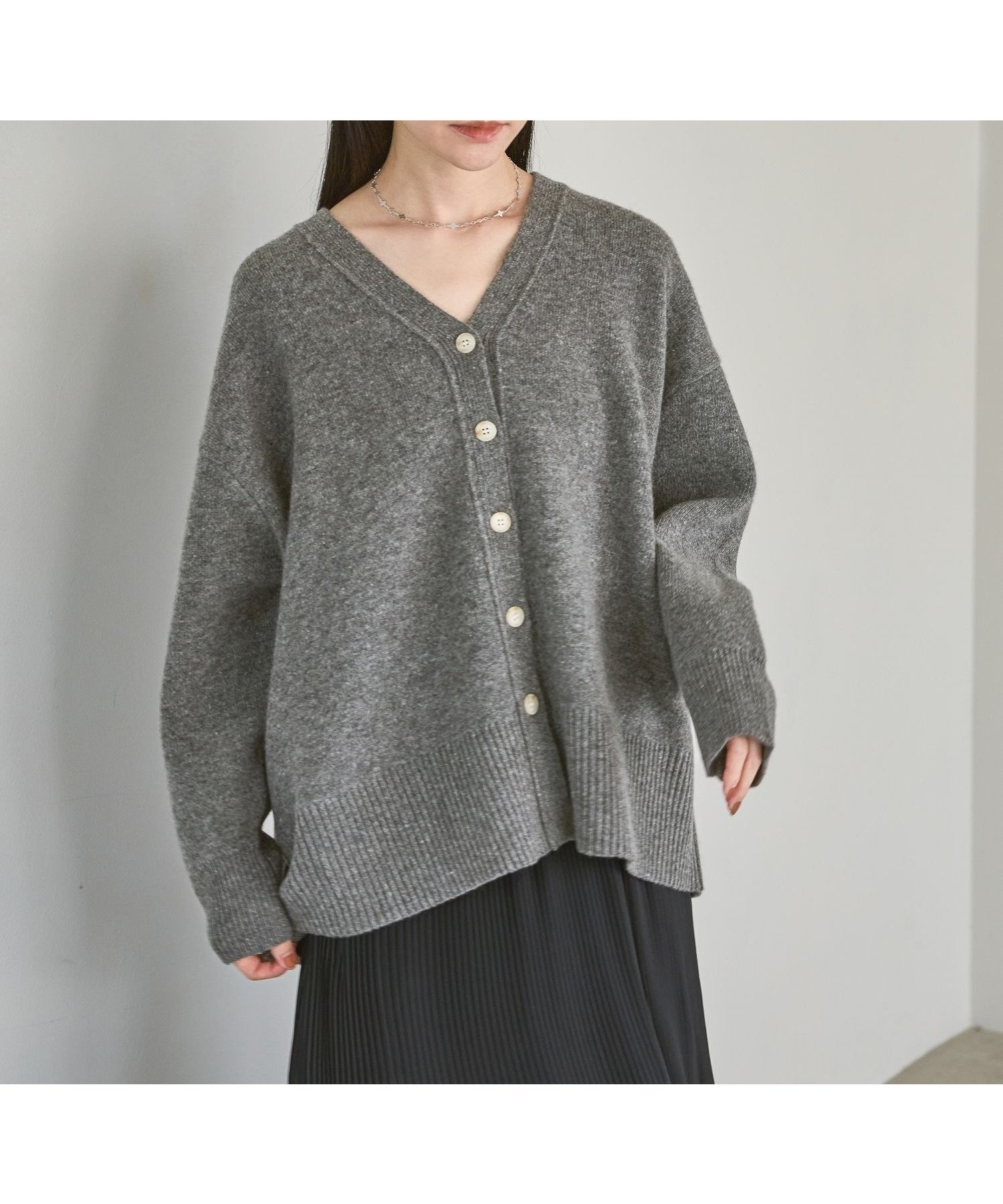 【アパートバイローリーズ/apart by lowrys】のカシミヤコンBIG Vネックカーディガン インテリア・キッズ・メンズ・レディースファッション・服の通販 founy(ファニー) ファッション Fashion レディースファッション Fashion for Women トップス・カットソー Cut & Sew Tops カーディガン・羽織り Layered Style Cardigans Vネックトップス V-Neck Tops / V-Cut Neckline Shirts おすすめ Recommended / Our Picks カーディガン Cardigan, Knitwear ボトム Bottoms, Lower Wear 人気 Popular, Best Seller 冬 Winter / This Winter グレー18|ID: prp329100004797183 ipo3291000000034870740