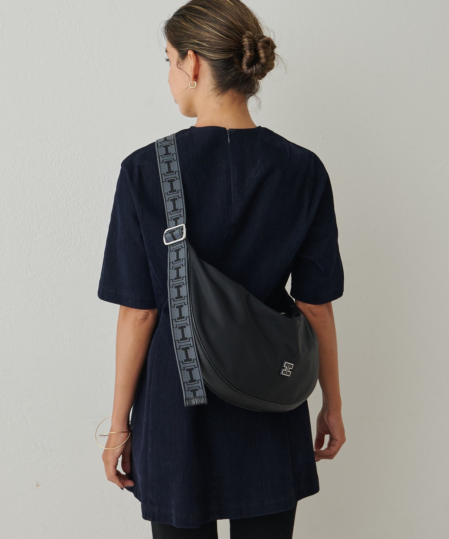 【イアクッチ/IACUCCI】のアーゴ M NYLON/CERVO インテリア・キッズ・メンズ・レディースファッション・服の通販 founy(ファニー) 　ファッション　Fashion　レディースファッション　Fashion for Women　エレガント 上品　Elegant　軽量　Lightweight, Ultra Light　ショルダー　Shoulder, Shoulder Strap　タオル　Towel, Bath Towel　人気　Popular, Best Seller　フォルム　Silhouette, Form　ポーチ　Pouch, Small Case　メタル　Metal, Metal Parts　ワンポイント　One Point, Statement Accent　ブラック|ID: prp329100004797200 ipo3291000000034994683