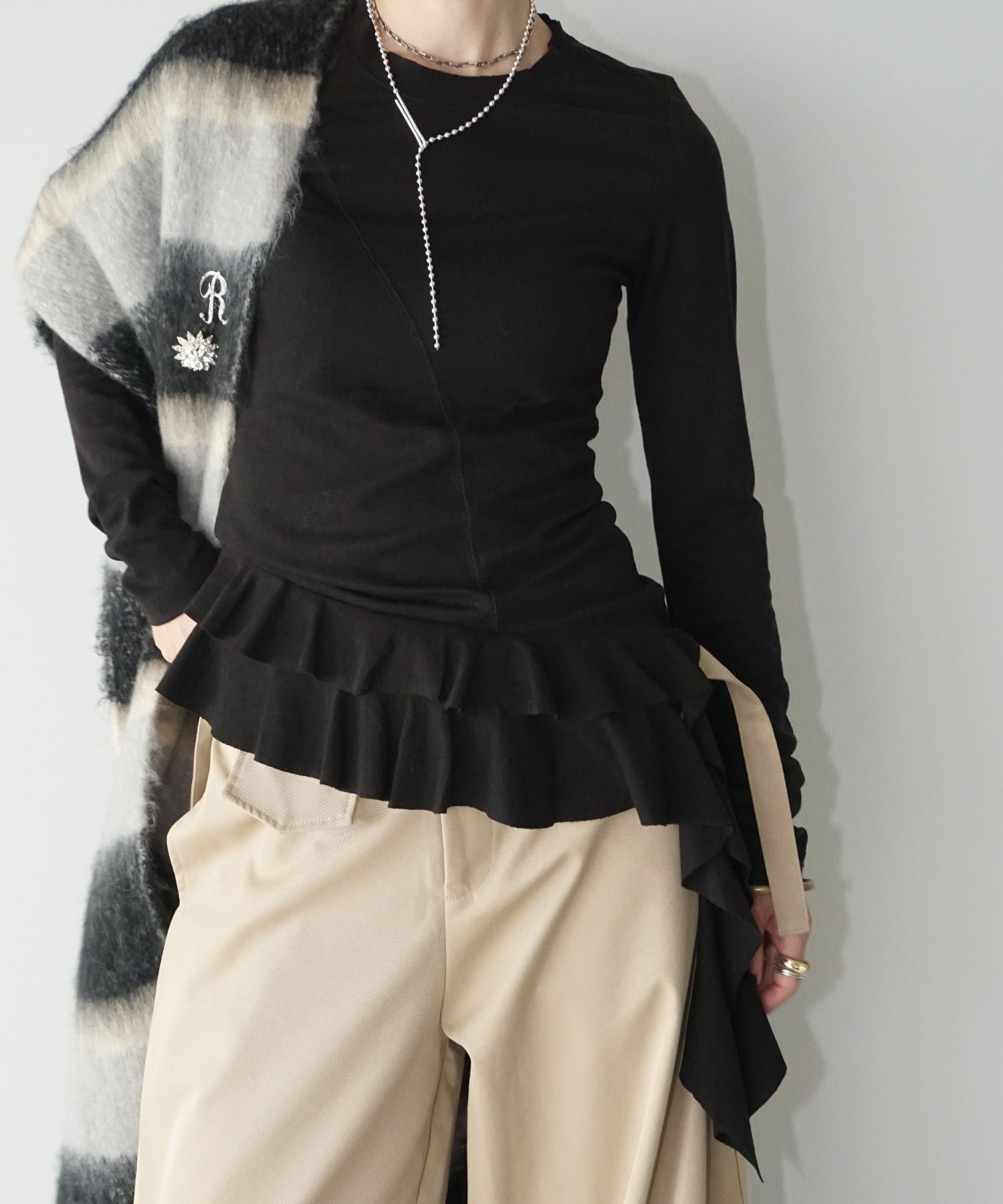 【チュクラ/chuclla】のアシンメトリーフリルトップス chw25a115 インテリア・キッズ・メンズ・レディースファッション・服の通販 founy(ファニー) 　ファッション　Fashion　レディースファッション　Fashion for Women　トップス・カットソー　Cut & Sew Tops　コンパクト　Compact, Small Size　スラックス　Slacks, Dress Pants　デニム　Denim, Jeans Material　フィット　Fit, Slim Fit　フリル　Frill, Ruffle　フロント　Front, Front Design　ブラック|ID: prp329100004797548 ipo3291000000035181301