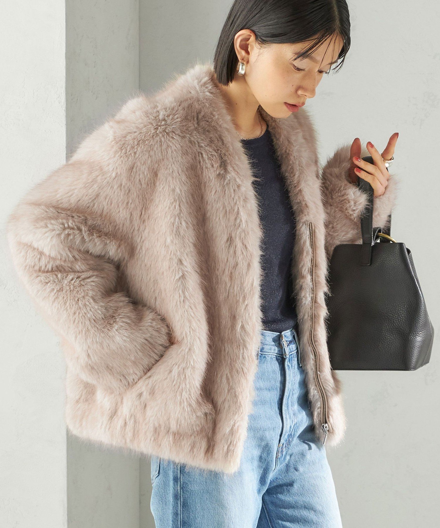 【シップス フォー ウィメン/SHIPS】のフェイク ファー コクーン ブルゾン インテリア・キッズ・メンズ・レディースファッション・服の通販 founy(ファニー) 　ファッション　Fashion　レディースファッション　Fashion for Women　アウター　Coat / Outerwear Collection　ブルゾンジャケット・スポーティアウター　Blouson Jackets　コクーン　Cocoon, Cocoon Silhouette　デニム　Denim, Jeans Material　ハイネック　High Neck, Mock Neck　バランス　Balance, Style Balance　フェイク　Faux, Fake　フェイクファー　Faux Fur, Imitation Fur　フォックス　Fox, Fox Fur　フォルム　Silhouette, Form　ブルゾン　Blouson, Bomber Jacket　ポケット　Pocket, Pocket Detail　リュクス　Luxury, Elegant, High-End, Chic　エレガント 上品　Elegant　2025年　2025　2025-2026秋冬・A/W　Autumn/Winter 2025–26 AW25–26　ライトグレー|ID: prp329100004797604 ipo3291000000035087034