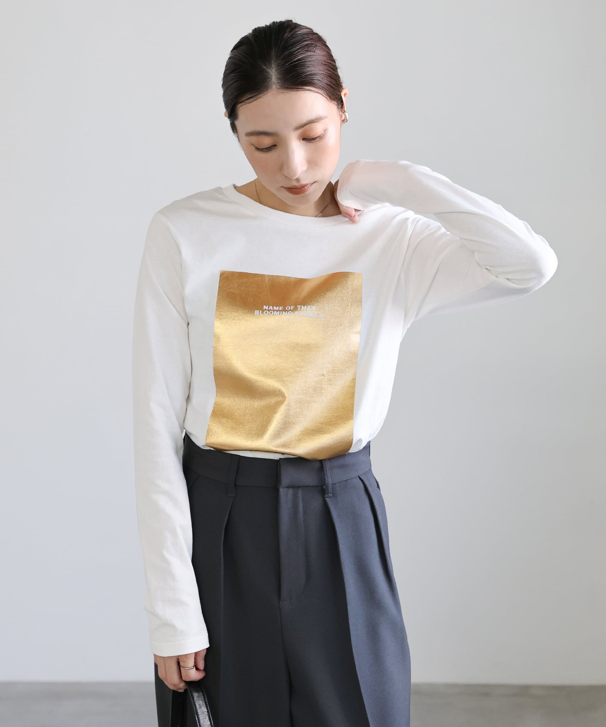 【セレクトモカ/SELECT MOCA】の箔プリントロングTシャツ インテリア・キッズ・メンズ・レディースファッション・服の通販 founy(ファニー) ファッション Fashion レディースファッション Fashion for Women トップス・カットソー Cut & Sew Tops シャツ・ブラウス・オフィスカジュアル Elegant Blouses & Button-Ups ロングTシャツ・Tシャツ Longline T-Shirts & Tees おすすめ Recommended / Our Picks インナー Innerwear コンパクト Compact, Small Size シンプル Simple, Minimal ジャケット Jacket, Outerwear プリント Print, Printed Pattern ロング Long, Long-Length 人気 Popular, Best Seller 洗える Machine Washable ホワイト×ゴールド-196|ID: prp329100004797796 ipo3291000000034811045