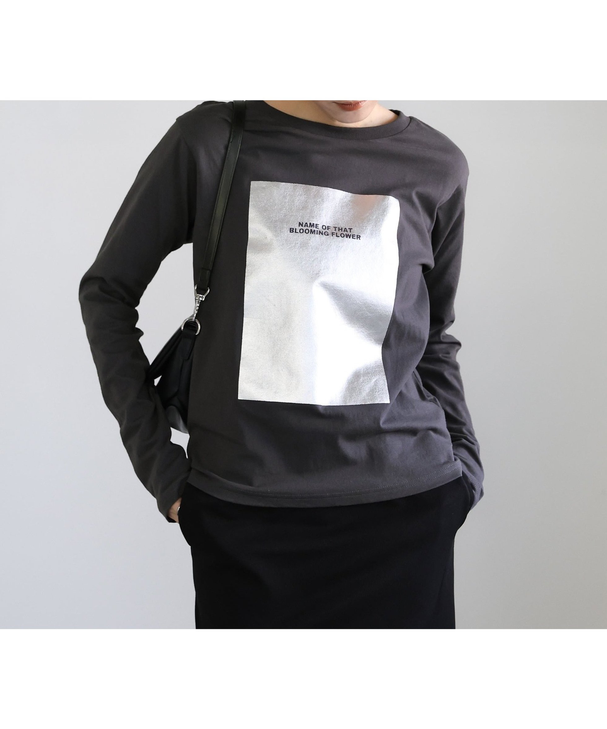 【セレクトモカ/SELECT MOCA】の箔プリントロングTシャツ インテリア・キッズ・メンズ・レディースファッション・服の通販 founy(ファニー) ファッション Fashion レディースファッション Fashion for Women トップス・カットソー Cut & Sew Tops シャツ・ブラウス・オフィスカジュアル Elegant Blouses & Button-Ups ロングTシャツ・Tシャツ Longline T-Shirts & Tees おすすめ Recommended / Our Picks インナー Innerwear コンパクト Compact, Small Size シンプル Simple, Minimal ジャケット Jacket, Outerwear プリント Print, Printed Pattern ロング Long, Long-Length 人気 Popular, Best Seller 洗える Machine Washable ブラック×シルバー-995|ID: prp329100004797796 ipo3291000000034811047