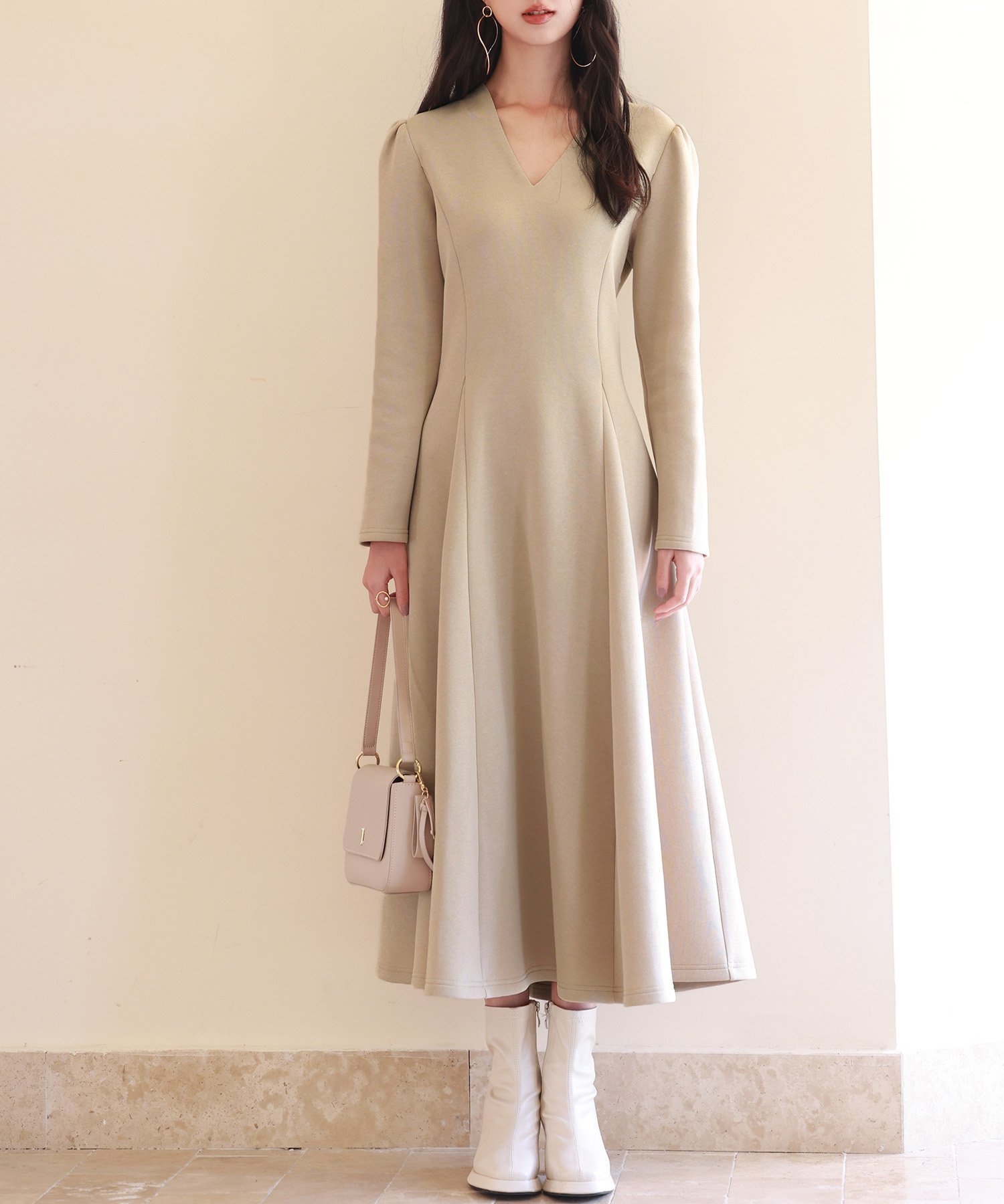 【セゾンドパピヨン/SAISON DE PAPILLON】のポンチ素材Vネックゴアードワンピース インテリア・キッズ・メンズ・レディースファッション・服の通販 founy(ファニー) ファッション Fashion レディースファッション Fashion for Women ワンピース Dresses シェイプ Shape, Slim Fit シンプル Simple, Minimal フレア Flare, Flared ベージュ|ID: prp329100004797821 ipo3291000000034872375