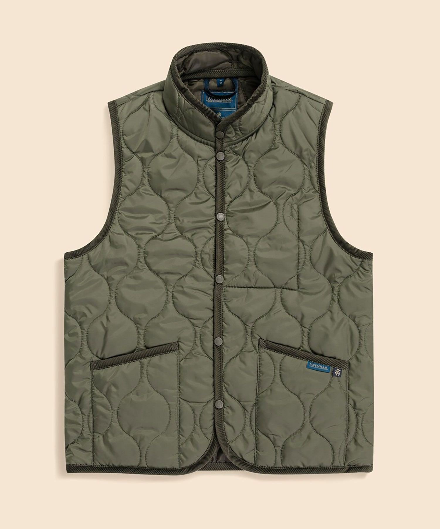 【ブルックス ブラザーズ/Brooks Brothers / MEN】のBrooks Brothers×LAVENHAM ミックフィールド キルティングベスト Made in UK インテリア・キッズ・メンズ・レディースファッション・服の通販 founy(ファニー) ファッション Fashion メンズファッション Fashion for Men インナー Innerwear キルティング Quilted, Quilting キルト Quilt, Quilted Fabric コーデュロイ Corduroy, Cord Fabric ジャケット Jacket, Outerwear スウェット / スエット Sweatshirt, Sweatwear スタンド Stand Collar, Upright Stand セーター Sweater, Knitwear ダイヤモンド Diamond, Brilliant Cut トリミング Trimming, Decorative Edge パターン Pattern, Design Print フィット Fit, Slim Fit フロント Front, Front Design ブランケット Blanket, Throw Blanket ベスト Vest, Waistcoat ポケット Pocket, Pocket Detail 別注 Limited Edition, Custom Order ミリタリー Military, Army Style ライナー Liner, Inner Layer リラックス Relax, Relaxed Fit オリーブ|ID: prp329100004798083 ipo3291000000034848981