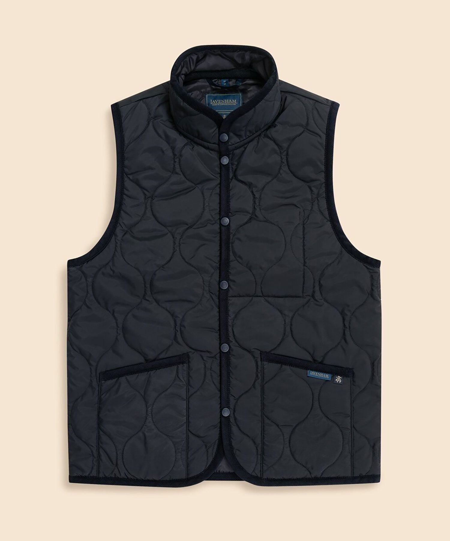 【ブルックス ブラザーズ/Brooks Brothers / MEN】のBrooks Brothers×LAVENHAM ミックフィールド キルティングベスト Made in UK インテリア・キッズ・メンズ・レディースファッション・服の通販 founy(ファニー) ファッション Fashion メンズファッション Fashion for Men インナー Innerwear キルティング Quilted, Quilting キルト Quilt, Quilted Fabric コーデュロイ Corduroy, Cord Fabric ジャケット Jacket, Outerwear スウェット / スエット Sweatshirt, Sweatwear スタンド Stand Collar, Upright Stand セーター Sweater, Knitwear ダイヤモンド Diamond, Brilliant Cut トリミング Trimming, Decorative Edge パターン Pattern, Design Print フィット Fit, Slim Fit フロント Front, Front Design ブランケット Blanket, Throw Blanket ベスト Vest, Waistcoat ポケット Pocket, Pocket Detail 別注 Limited Edition, Custom Order ミリタリー Military, Army Style ライナー Liner, Inner Layer リラックス Relax, Relaxed Fit ダークネイビー|ID: prp329100004798083 ipo3291000000034848983