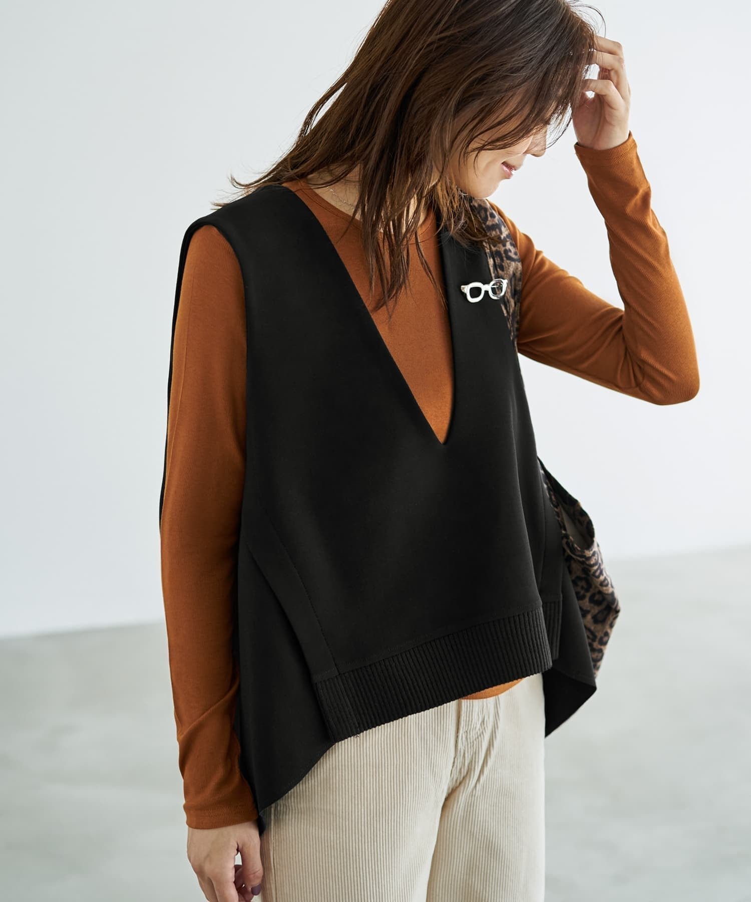 【スタイルデリ/STYLE DELI】の【LUXE】前後差テールVネックベスト 人気、トレンドファッション・服の通販 founy(ファニー) ファッション Fashion レディースファッション Fashion for Women アウター Coat / Outerwear Collection トップス・カットソー Cut & Sew Tops ベスト&ジレ / 重ね着スタイル Vests & Gilets Vネックトップス V-Neck Tops / V-Cut Neckline Shirts 春 Spring カットソー Cut and Sewn Top クール Cool, Chic ジョーゼット Georgette, Semi-Sheer Fabric スタイリッシュ Stylish, Fashionable ストレッチ Stretch, Stretchy Fabric スリット Slit, Slit Detail スーツ Suit, Formalwear 定番 Standard, Basic Item ノースリーブ Sleeveless, No-Sleeve 長袖 Long Sleeve, Full Sleeve フォルム Silhouette, Form ベスト Vest, Waistcoat ポケット Pocket, Pocket Detail 半袖 Short Sleeve, Half Sleeve A/W・秋冬 Autumn/Winter S/S・春夏 SS, Spring/Summer, Warm Season 夏 Summer other-1|ID: prp329100004798171 ipo3291000000034813874