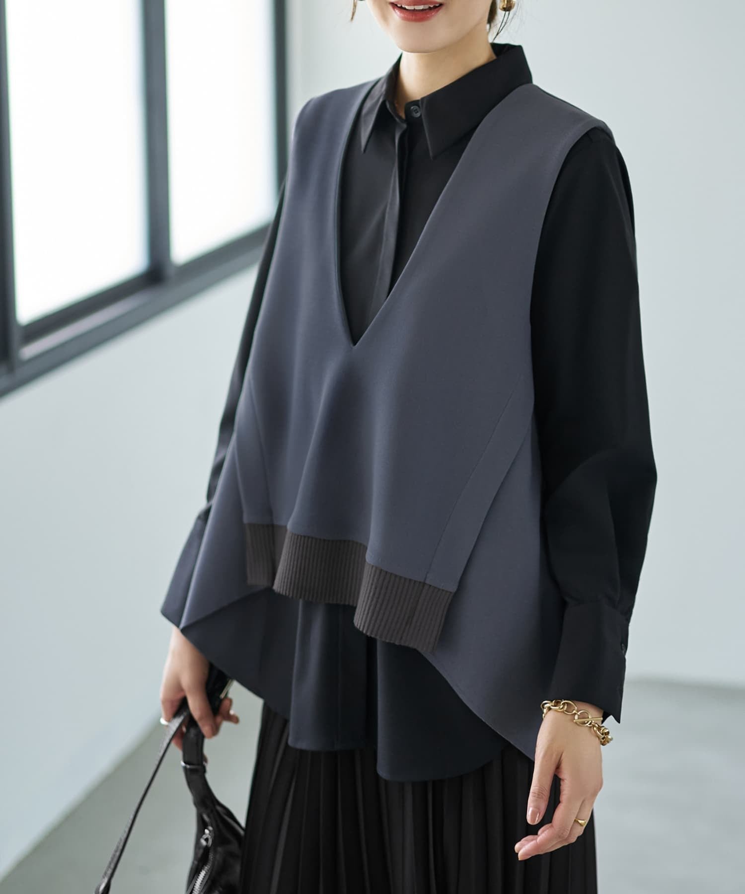 【スタイルデリ/STYLE DELI】の【LUXE】前後差テールVネックベスト インテリア・キッズ・メンズ・レディースファッション・服の通販 founy(ファニー) ファッション Fashion レディースファッション Fashion for Women アウター Coat / Outerwear Collection トップス・カットソー Cut & Sew Tops ベスト&ジレ / 重ね着スタイル Vests & Gilets Vネックトップス V-Neck Tops / V-Cut Neckline Shirts 春 Spring カットソー Cut and Sewn Top クール Cool, Chic ジョーゼット Georgette, Semi-Sheer Fabric スタイリッシュ Stylish, Fashionable ストレッチ Stretch, Stretchy Fabric スリット Slit, Slit Detail スーツ Suit, Formalwear 定番 Standard, Basic Item ノースリーブ Sleeveless, No-Sleeve 長袖 Long Sleeve, Full Sleeve フォルム Silhouette, Form ベスト Vest, Waistcoat ポケット Pocket, Pocket Detail 半袖 Short Sleeve, Half Sleeve A/W・秋冬 Autumn/Winter S/S・春夏 SS, Spring/Summer, Warm Season 夏 Summer グレー|ID: prp329100004798171 ipo3291000000034813876