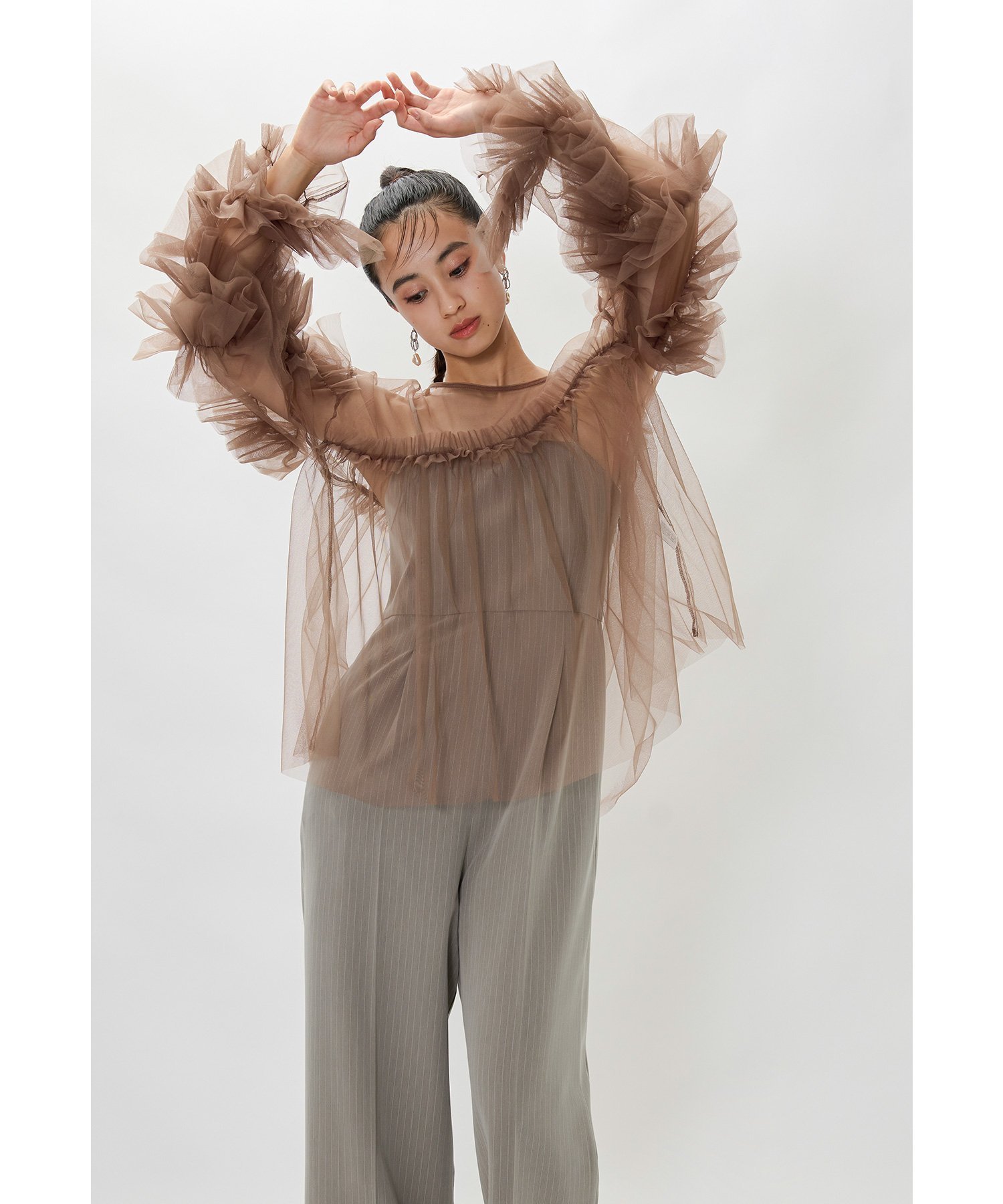 【ビーフラット/bflat】のチュールフリルブラウス トップス ボリューム袖 結婚式 同窓会 お呼ばれ インテリア・キッズ・メンズ・レディースファッション・服の通販 founy(ファニー) 　ファッション　Fashion　レディースファッション　Fashion for Women　トップス・カットソー　Cut & Sew Tops　シャツ・ブラウス・オフィスカジュアル　Elegant Blouses & Button-Ups　クラシカル　Classical, Vintage-Inspired　シルバー　Silver, Metallic Silver　ドレス　Dress, One-Piece　フェミニン　Feminine, Girly　フリル　Frill, Ruffle　おすすめ　Recommended / Our Picks　エレガント 上品　Elegant　結婚式　Wedding　披露宴　Wedding Reception　二次会　After Party　ブラウン|ID: prp329100004798285 ipo3291000000034814711