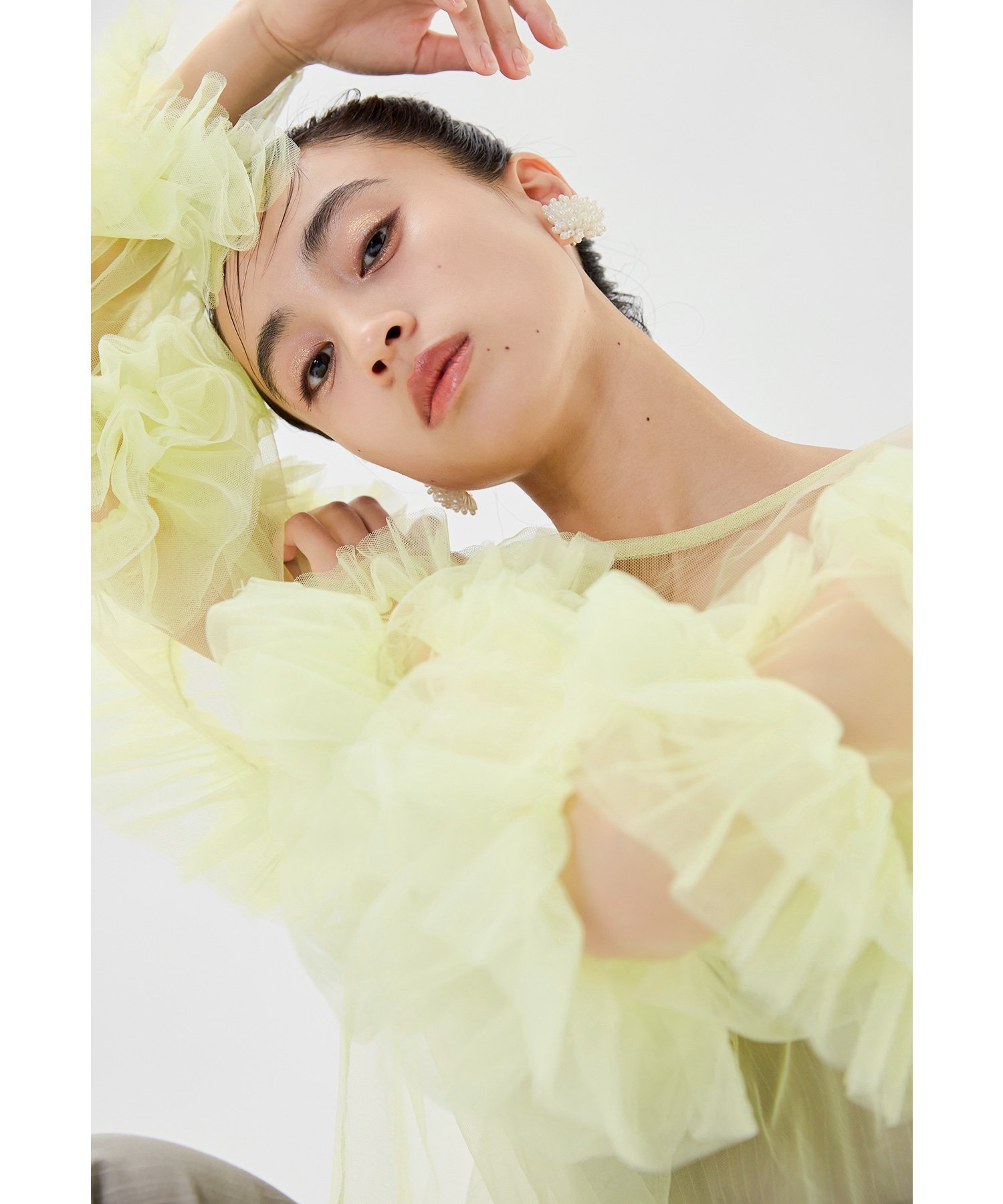 【ビーフラット/bflat】のチュールフリルブラウス トップス ボリューム袖 結婚式 同窓会 お呼ばれ インテリア・キッズ・メンズ・レディースファッション・服の通販 founy(ファニー) 　ファッション　Fashion　レディースファッション　Fashion for Women　トップス・カットソー　Cut & Sew Tops　シャツ・ブラウス・オフィスカジュアル　Elegant Blouses & Button-Ups　クラシカル　Classical, Vintage-Inspired　シルバー　Silver, Metallic Silver　ドレス　Dress, One-Piece　フェミニン　Feminine, Girly　フリル　Frill, Ruffle　おすすめ　Recommended / Our Picks　エレガント 上品　Elegant　結婚式　Wedding　披露宴　Wedding Reception　二次会　After Party　イエロー|ID: prp329100004798285 ipo3291000000034814714