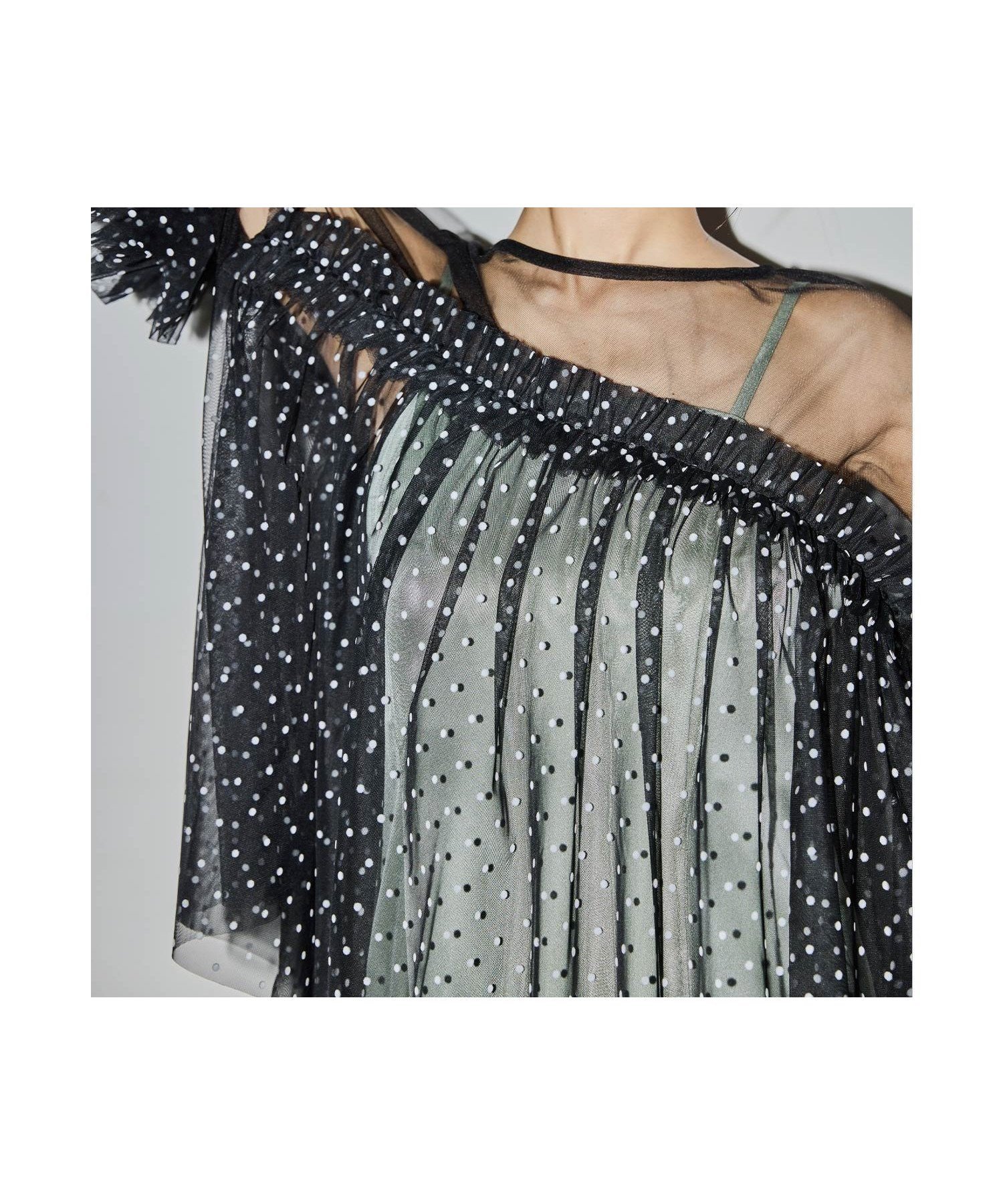 【ビーフラット/bflat】のチュールフリルブラウス トップス ボリューム袖 結婚式 同窓会 お呼ばれ インテリア・キッズ・メンズ・レディースファッション・服の通販 founy(ファニー) 　ファッション　Fashion　レディースファッション　Fashion for Women　トップス・カットソー　Cut & Sew Tops　シャツ・ブラウス・オフィスカジュアル　Elegant Blouses & Button-Ups　クラシカル　Classical, Vintage-Inspired　シルバー　Silver, Metallic Silver　ドレス　Dress, One-Piece　フェミニン　Feminine, Girly　フリル　Frill, Ruffle　おすすめ　Recommended / Our Picks　エレガント 上品　Elegant　結婚式　Wedding　披露宴　Wedding Reception　二次会　After Party　ブラックホワイト|ID: prp329100004798285 ipo3291000000034814715