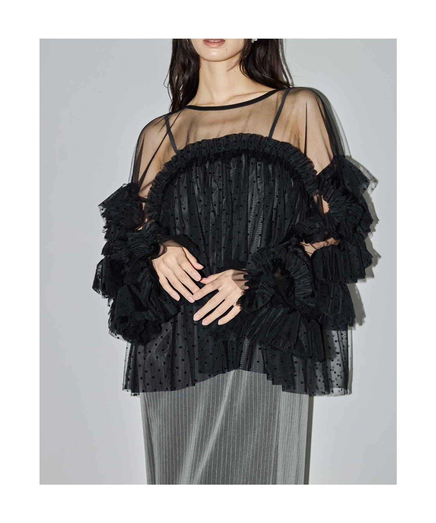 【ビーフラット/bflat】のチュールフリルブラウス トップス ボリューム袖 結婚式 同窓会 お呼ばれ インテリア・キッズ・メンズ・レディースファッション・服の通販 founy(ファニー) 　ファッション　Fashion　レディースファッション　Fashion for Women　トップス・カットソー　Cut & Sew Tops　シャツ・ブラウス・オフィスカジュアル　Elegant Blouses & Button-Ups　クラシカル　Classical, Vintage-Inspired　シルバー　Silver, Metallic Silver　ドレス　Dress, One-Piece　フェミニン　Feminine, Girly　フリル　Frill, Ruffle　おすすめ　Recommended / Our Picks　エレガント 上品　Elegant　結婚式　Wedding　披露宴　Wedding Reception　二次会　After Party　ブラックフロッキー|ID: prp329100004798285 ipo3291000000034814718