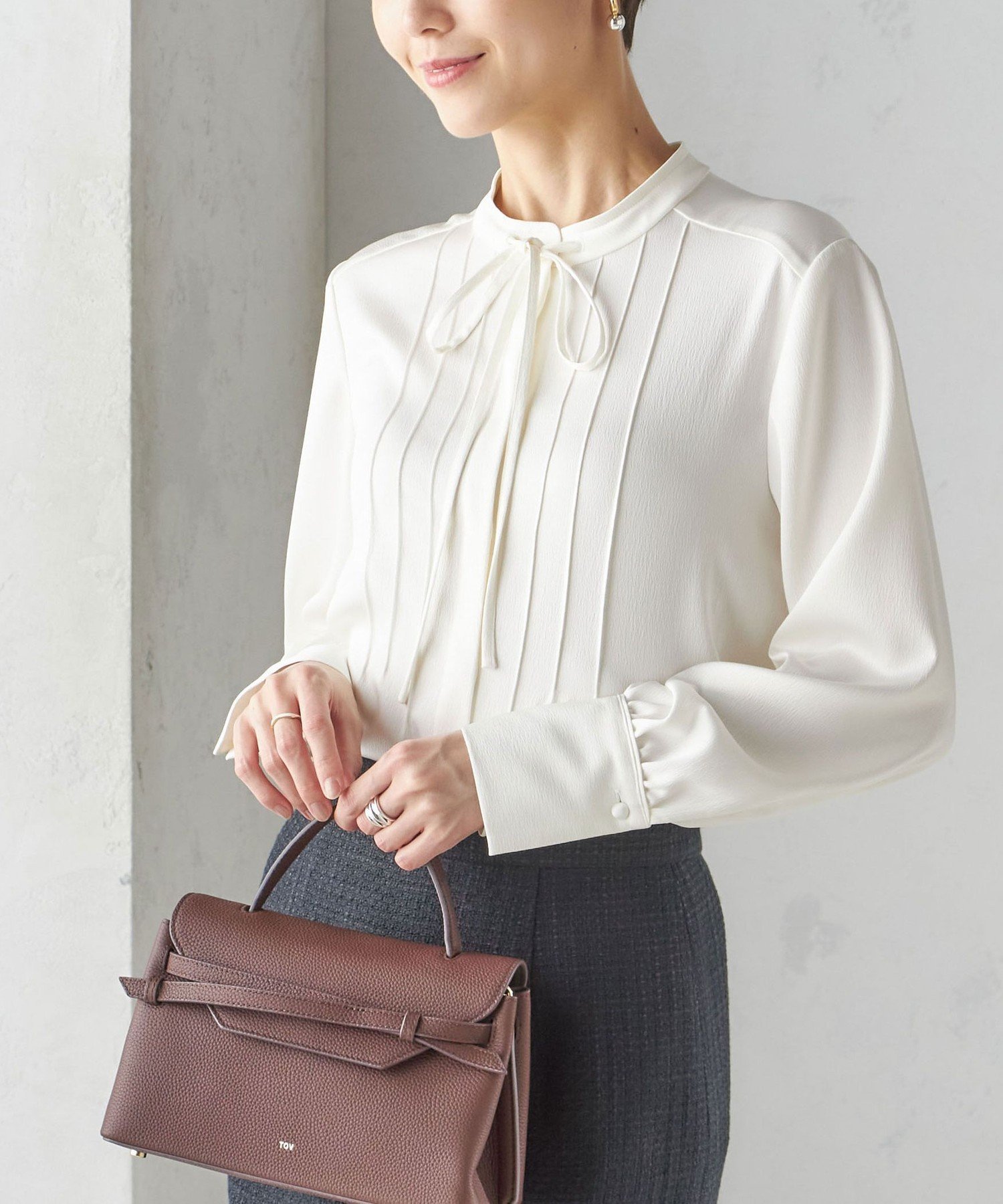 【シップス フォー ウィメン/SHIPS】の手洗い可能 ハンマー サテン ピンタック ブラウス 人気、トレンドファッション・服の通販 founy(ファニー) 　ファッション　Fashion　レディースファッション　Fashion for Women　トップス・カットソー　Cut & Sew Tops　シャツ・ブラウス・オフィスカジュアル　Elegant Blouses & Button-Ups　インナー　Innerwear　カフス　Cuff Design　ギャザー　Gathered, Ruffled　サテン　Satin, Glossy Fabric　ジャケット　Jacket, Outerwear　スリーブ　Sleeve, Long Sleeve / Short Sleeve　デニム　Denim, Jeans Material　ネックレス　Necklace, Pendant Necklace　パイピング　Piping, Trim Design　フェミニン　Feminine, Girly　ボトム　Bottoms, Lower Wear　リボン　Ribbon, Bow　おすすめ　Recommended / Our Picks　2025年　2025　2025春夏・S/S　Spring/Summer 2025 SS25　 other-1|ID: prp329100004798366 ipo3291000000035073141