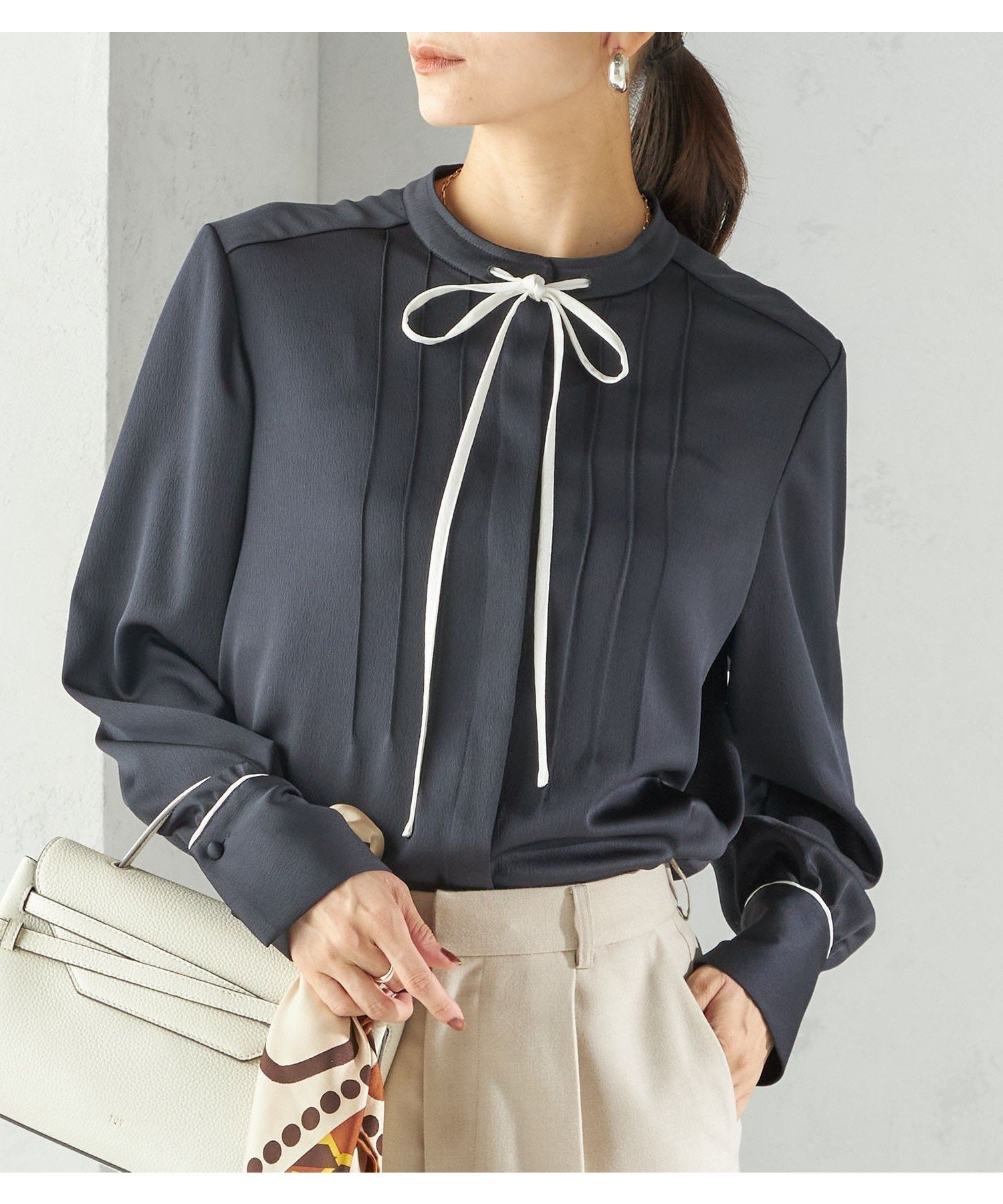 【シップス フォー ウィメン/SHIPS】の手洗い可能 ハンマー サテン ピンタック ブラウス インテリア・キッズ・メンズ・レディースファッション・服の通販 founy(ファニー) 　ファッション　Fashion　レディースファッション　Fashion for Women　トップス・カットソー　Cut & Sew Tops　シャツ・ブラウス・オフィスカジュアル　Elegant Blouses & Button-Ups　インナー　Innerwear　カフス　Cuff Design　ギャザー　Gathered, Ruffled　サテン　Satin, Glossy Fabric　ジャケット　Jacket, Outerwear　スリーブ　Sleeve, Long Sleeve / Short Sleeve　デニム　Denim, Jeans Material　ネックレス　Necklace, Pendant Necklace　パイピング　Piping, Trim Design　フェミニン　Feminine, Girly　ボトム　Bottoms, Lower Wear　リボン　Ribbon, Bow　おすすめ　Recommended / Our Picks　2025年　2025　2025春夏・S/S　Spring/Summer 2025 SS25　ネイビー|ID: prp329100004798366 ipo3291000000035073144