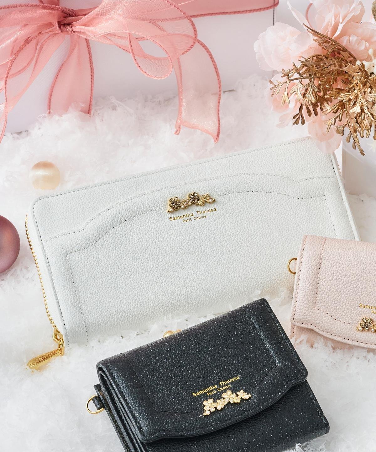 【サマンサタバサ プチチョイス/SamanTha Thavasa PeTiT Choice】のラメフラワービジュー 長財布 インテリア・キッズ・メンズ・レディースファッション・服の通販 founy(ファニー) 　ファッション　Fashion　レディースファッション　Fashion for Women　ミニ財布・二つ折り財布　Wallets & Card Cases　スマート　Smart, Elegant　パール　Pearl, Pearl Accent　ビジュー　Bijou, Jewel-like Accent　ポケット　Pocket, Pocket Detail　エレガント 上品　Elegant　財布　Wallet, Purse　ホワイト|ID: prp329100004798807 ipo3291000000034913351