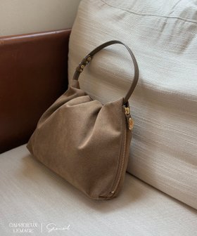 【カプリシューレマージュ/CAPRICIEUX LEMAGE】の【LE MAGE×gemeilコラボ】スエードワンハンドルバッグ 人気、トレンドファッション・服の通販 founy(ファニー) ファッション Fashion レディースファッション Fashion for Women バッグ Bags ギャザー Gathered, Ruffled コラボ Collaboration, Collab 軽量 Lightweight, Ultra Light スマート Smart, Elegant 財布 Wallet, Purse タオル Towel, Bath Towel 人気 Popular, Best Seller ハンカチ Handkerchief, Hanky ポケット Pocket, Pocket Detail ポーチ Pouch, Small Case A/W・秋冬 Autumn/Winter 再入荷 Restock / Back in Stock エレガント 上品 Elegant |ID:prp329100004799128