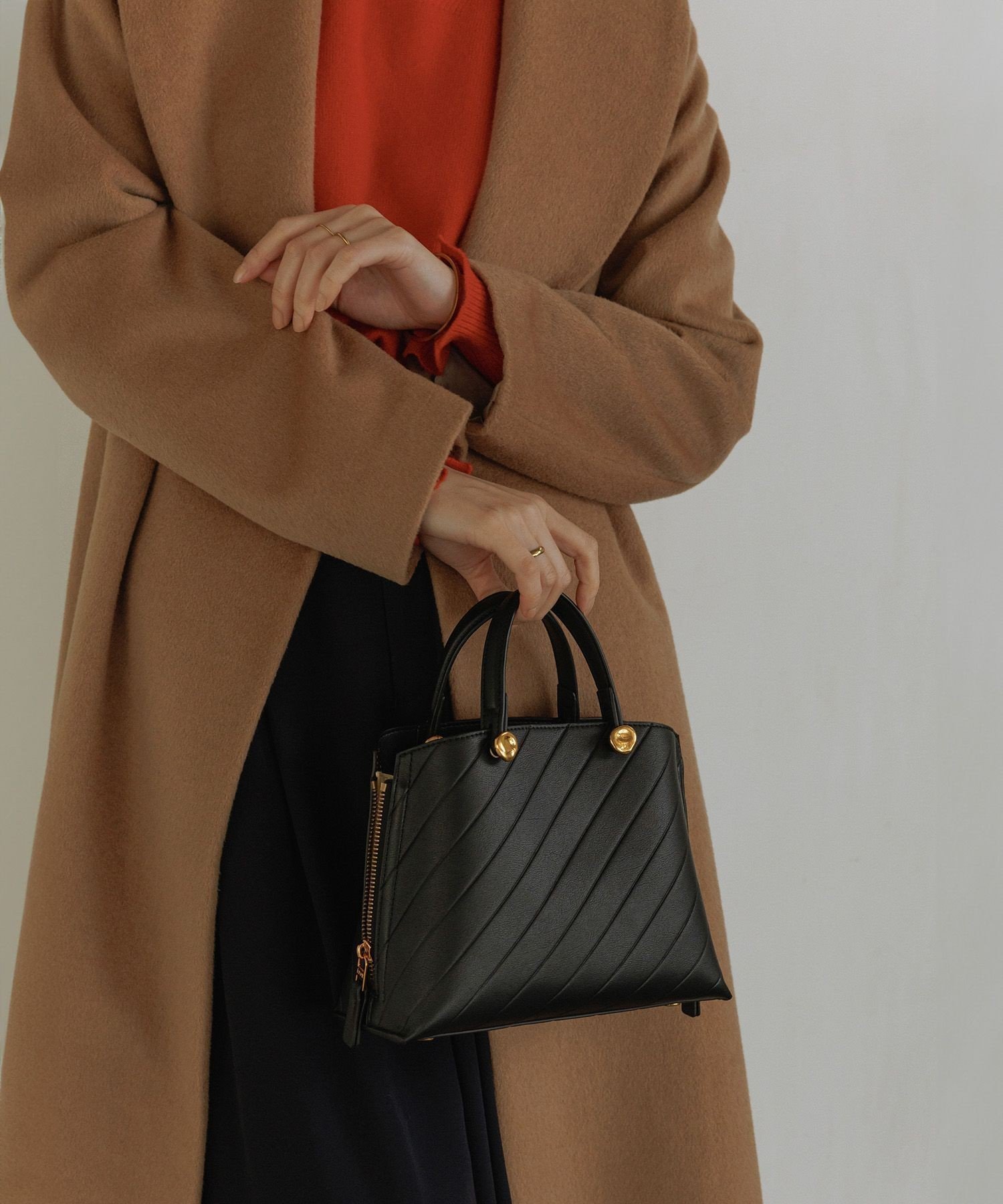 【ロペ/ROPE'】の【E POR】【数量限定】 Y BAG Mini Emboss【超軽量】【25AW】 人気、トレンドファッション・服の通販 founy(ファニー) 　ファッション　Fashion　レディースファッション　Fashion for Women　エレガント 上品　Elegant　軽量　Lightweight, Ultra Light　サイドジップ　Side Zip, Side Zipper　ショルダー　Shoulder, Shoulder Strap　シンプル　Simple, Minimal　スマート　Smart, Elegant　なめらか　Smooth, Silky Texture　フォルム　Silhouette, Form　ポケット　Pocket, Pocket Detail　おすすめ　Recommended / Our Picks　ビジネス 仕事 通勤　Business / Work / Commuting　2025年　2025　2025-2026秋冬・A/W　Autumn/Winter 2025–26 AW25–26　 other-1|ID: prp329100004799209 ipo3291000000034873857