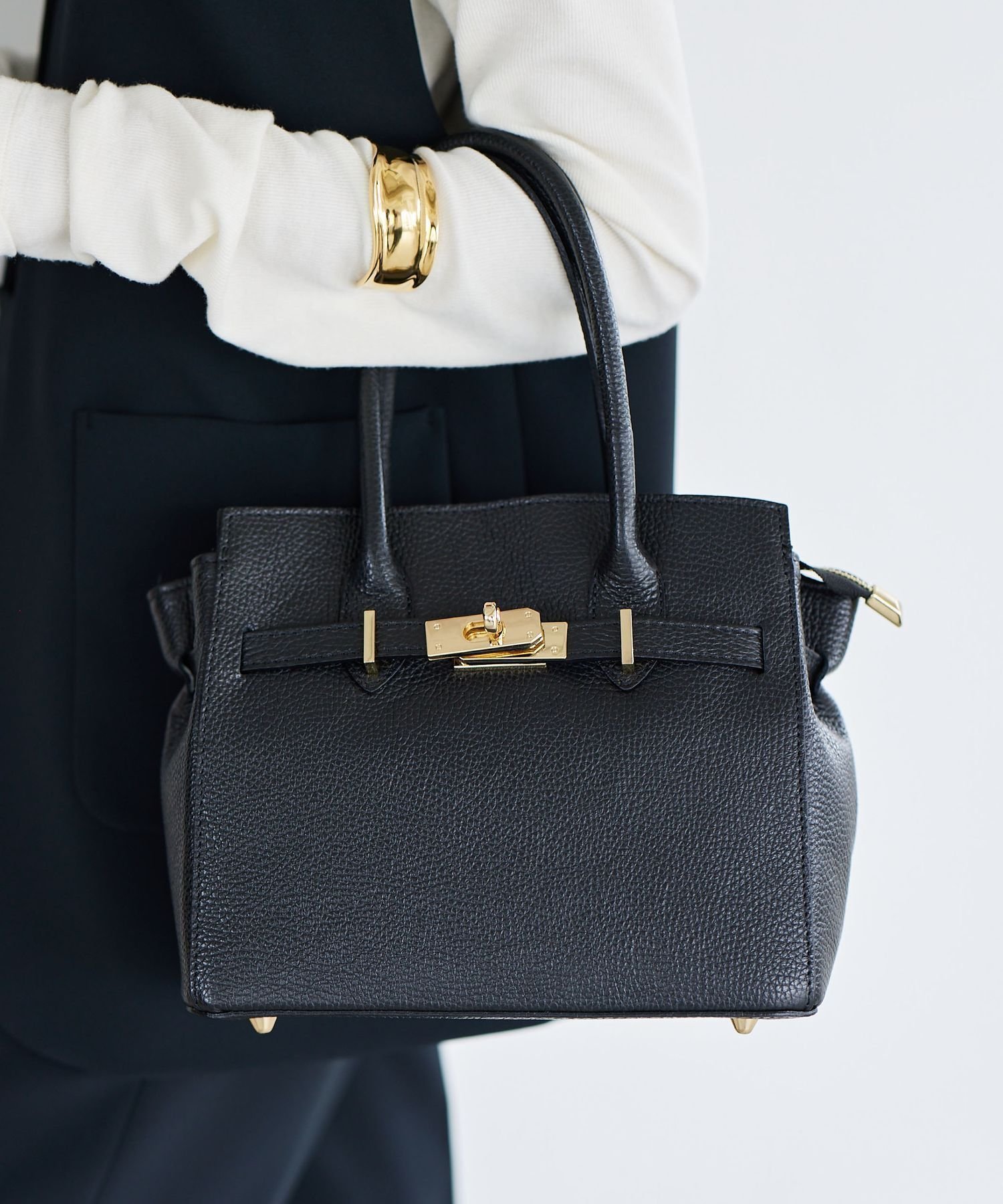 【バンヤードストーム/BARNYARDSTORM】のAULENTTI(オウレンティ) / ベルト付きレザーBAG インテリア・キッズ・メンズ・レディースファッション・服の通販 founy(ファニー) 　ファッション　Fashion　レディースファッション　Fashion for Women　バッグ　Bags　ベルト&ウエストマーク　Belts & Waist Accessories　おすすめ　Recommended / Our Picks　イタリア　Italy　セレモニー　Ceremony　ポケット　Pocket, Pocket Detail　エレガント 上品　Elegant　ビジネス 仕事 通勤　Business / Work / Commuting　ブラック|ID: prp329100004799214 ipo3291000000034890569