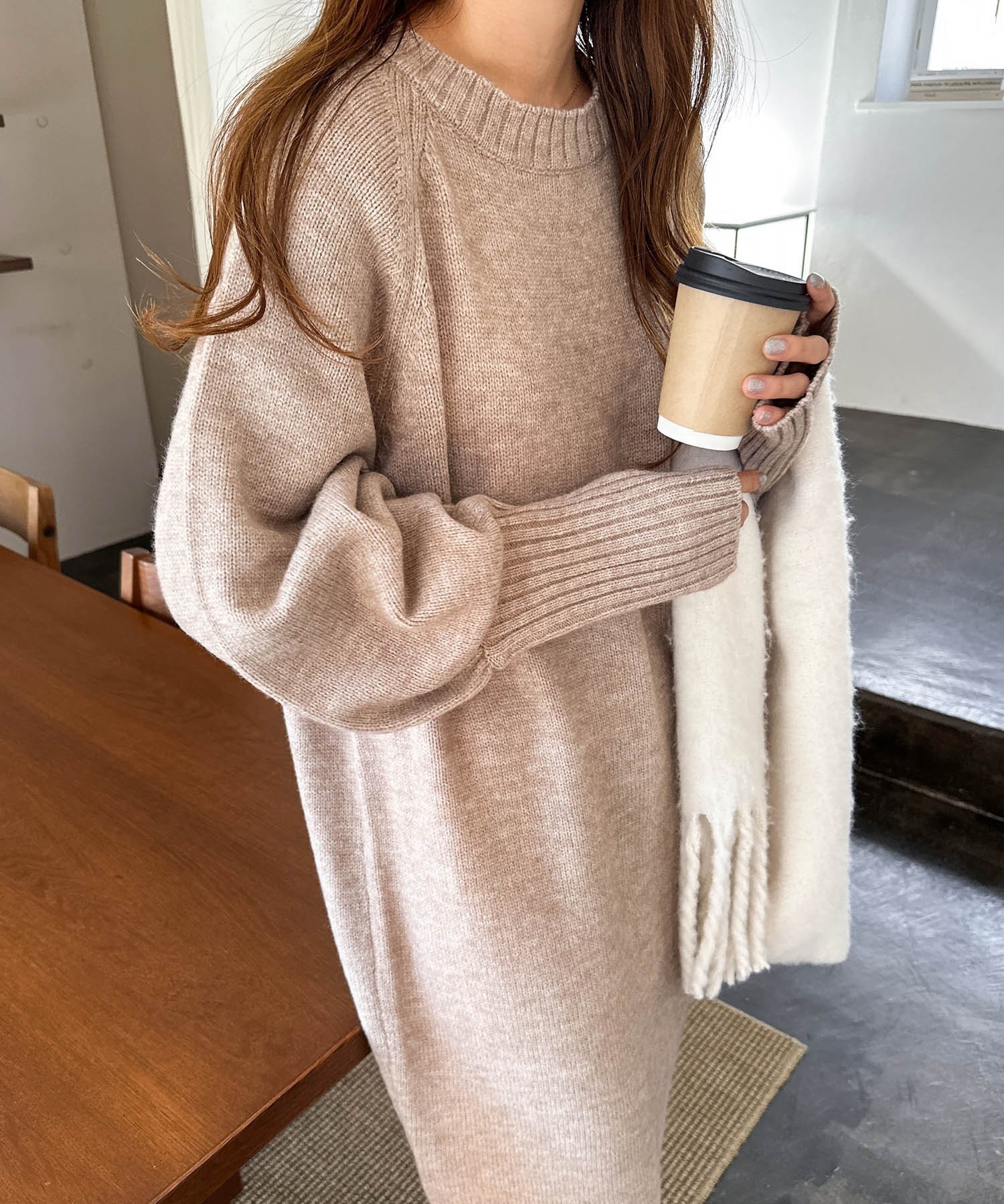 【アンドミー/andme】の指穴 サムホール ボリューム袖 ニット ワンピース インテリア・キッズ・メンズ・レディースファッション・服の通販 founy(ファニー) 　ファッション　Fashion　レディースファッション　Fashion for Women　ワンピース　Dresses　ニットワンピース　Knit Dresses　アクリル　Acrylic Material　スリット　Slit, Slit Detail　ロング　Long, Long-Length　おすすめ　Recommended / Our Picks　ベージュ|ID: prp329100004799233 ipo3291000000034872311