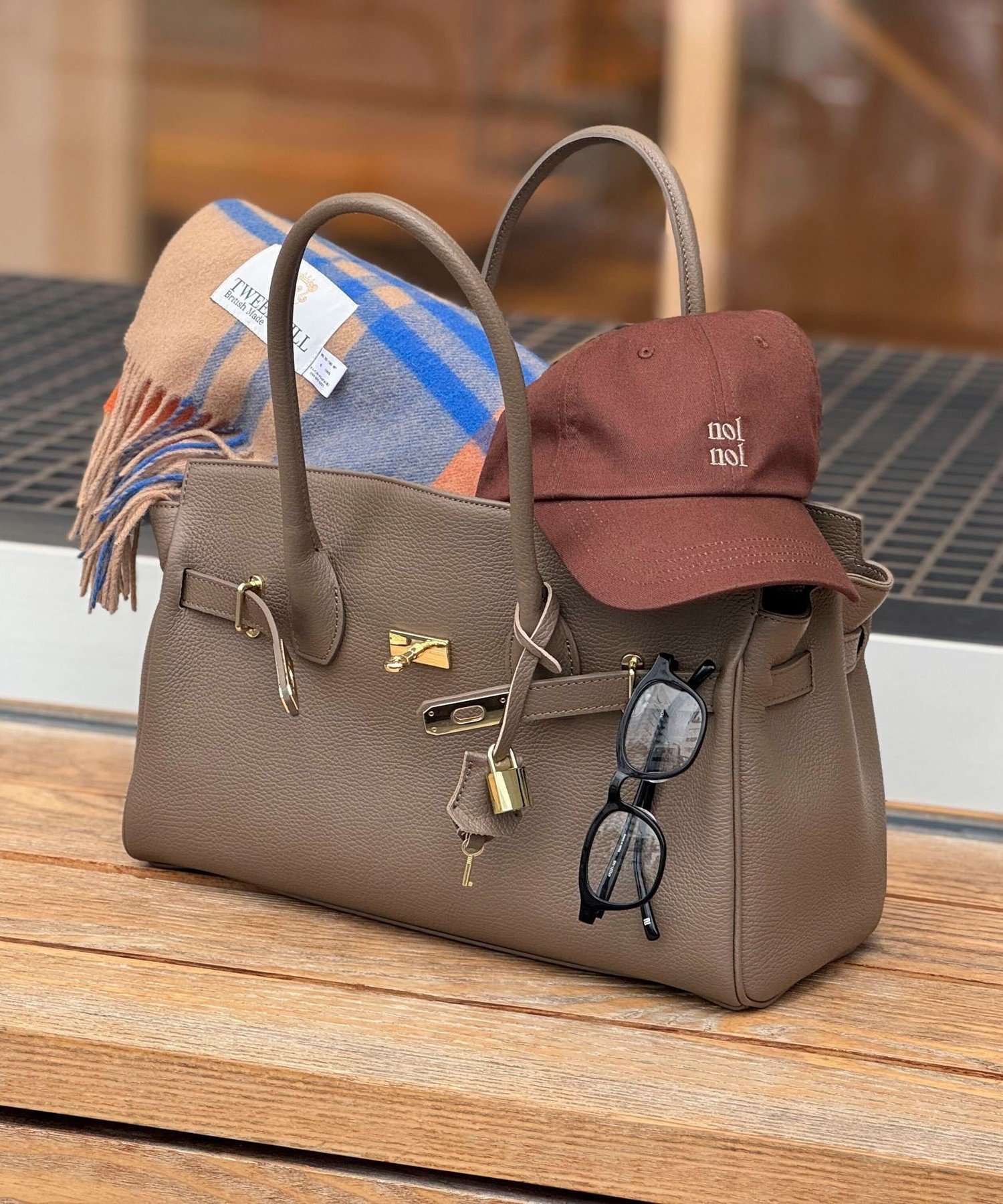 【ノーリーズ/NOLLEY'S】のひねりベルトレザートートバッグ インテリア・キッズ・メンズ・レディースファッション・服の通販 founy(ファニー) ファッション Fashion レディースファッション Fashion for Women バッグ Bags ベルト&ウエストマーク Belts & Waist Accessories シンプル Simple, Minimal ジップ Zip, Zipper スマート Smart, Elegant 財布 Wallet, Purse フォルム Silhouette, Form ポケット Pocket, Pocket Detail ポーチ Pouch, Small Case おすすめ Recommended / Our Picks エレガント 上品 Elegant ビジネス 仕事 通勤 Business / Work / Commuting ベージュ|ID: prp329100004799260 ipo3291000000034820750