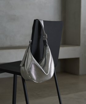 【ラシット/russet】のソフトレザーラウンドショルダーバッグ silver 人気、トレンドファッション・服の通販 founy(ファニー) ファッション Fashion レディースファッション Fashion for Women ショルダー Shoulder, Shoulder Strap シルバー Silver, Metallic Silver シンプル Simple, Minimal トレンド Trend, Trending Now 人気 Popular, Best Seller ハーフ Half, Half-Length フィット Fit, Slim Fit フォルム Silhouette, Form ベーシック Basic, Essential ポケット Pocket, Pocket Detail メタリック Metallic, Shiny Finish モダン Modern, Contemporary 日本製 Made In Japan 旅行 Travel エレガント 上品 Elegant |ID:prp329100004799302
