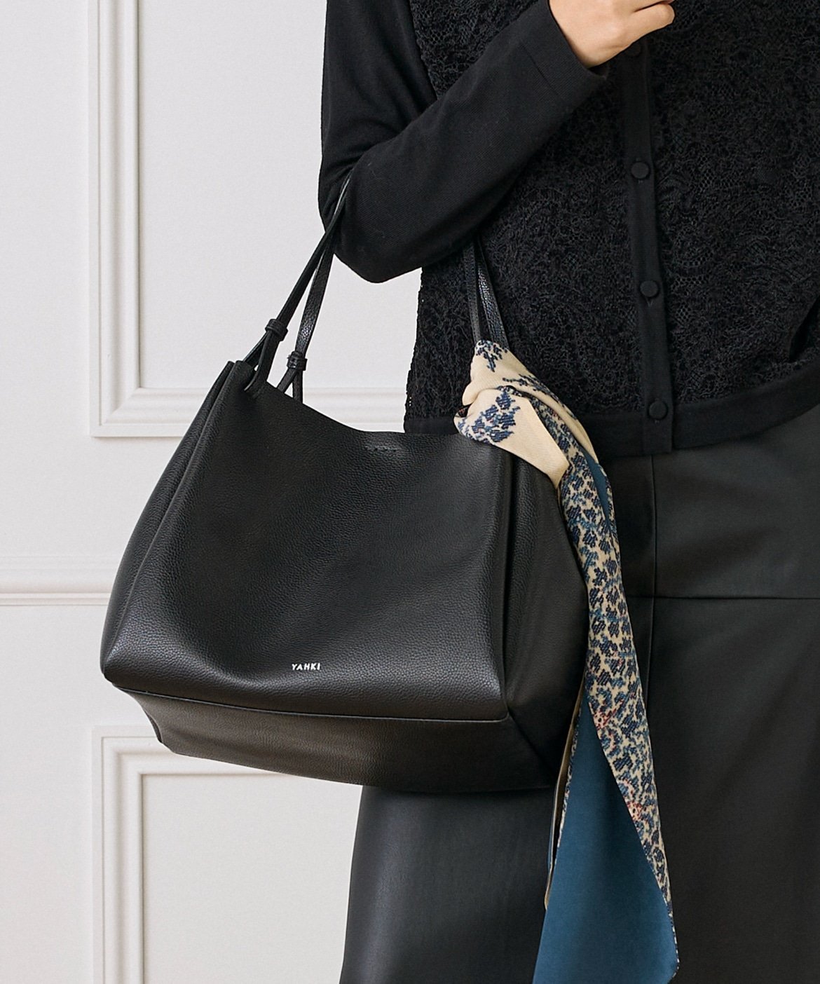 【イネド/INED】のSOFT SHRINK レザートートバッグ《YAHKI》 インテリア・キッズ・メンズ・レディースファッション・服の通販 founy(ファニー) 　ファッション　Fashion　レディースファッション　Fashion for Women　バッグ　Bags　コレクション　Collection, Seasonal Line　シンプル　Simple, Minimal　スマート　Smart, Elegant　トレンド　Trend, Trending Now　バランス　Balance, Style Balance　フィット　Fit, Slim Fit　フォルム　Silhouette, Form　ベーシック　Basic, Essential　ポーチ　Pouch, Small Case　モダン　Modern, Contemporary　ラップ　Wrap, Wrap Design　ブラック|ID: prp329100004799310 ipo3291000000034884624