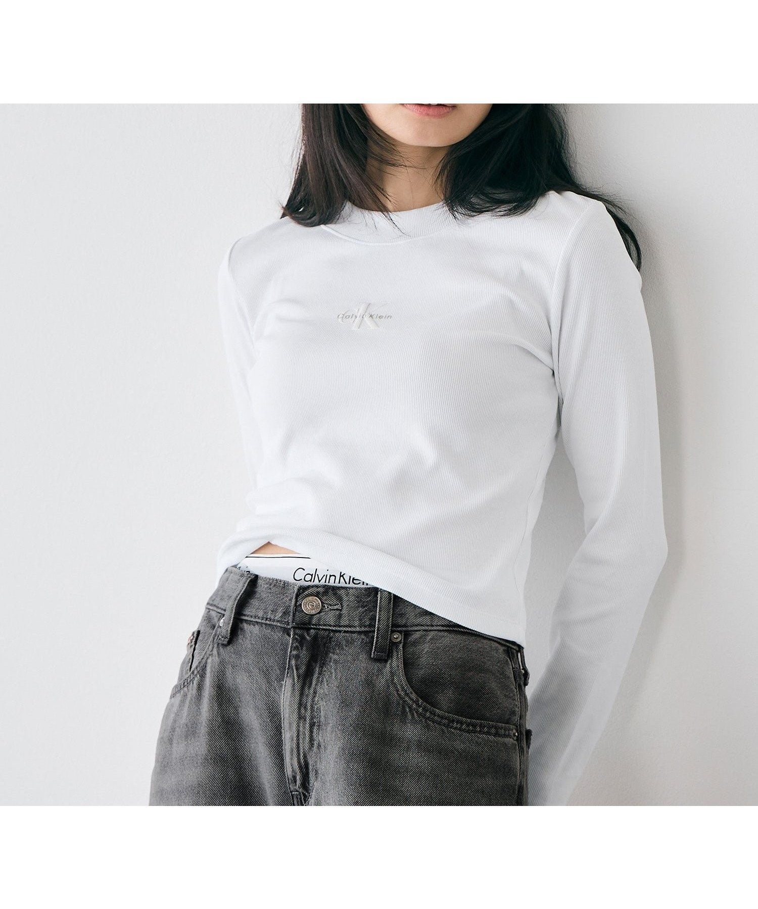 【カルバンクライン/Calvin Klein】の【公式ショップ】 カルバンクライン ロングスリーブモノグラムベビーTシャツ Calvin Klein Jeans 47A803G インテリア・キッズ・メンズ・レディースファッション・服の通販 founy(ファニー) ファッション Fashion レディースファッション Fashion for Women トップス・カットソー Cut & Sew Tops シャツ・ブラウス・オフィスカジュアル Elegant Blouses & Button-Ups ロングTシャツ・Tシャツ Longline T-Shirts & Tees シンプル Simple, Minimal スリーブ Sleeve, Long Sleeve / Short Sleeve トレンド Trend, Trending Now フィット Fit, Slim Fit フロント Front, Front Design ロング Long, Long-Length ワンポイント One Point, Statement Accent Brilliant White|ID: prp329100004799475 ipo3291000000034930365