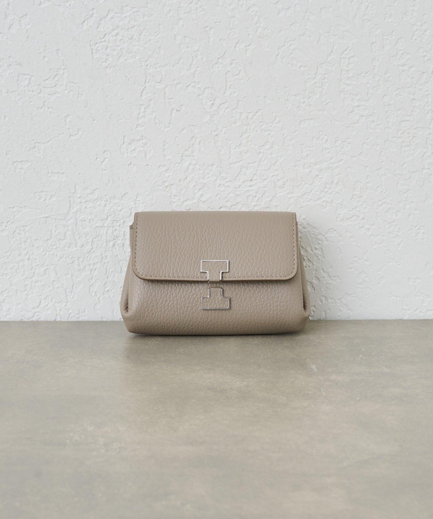 【イアクッチ/IACUCCI】の【バイカラーが登場!】アバ ウォレット CERVO インテリア・キッズ・メンズ・レディースファッション・服の通販 founy(ファニー) ファッション Fashion レディースファッション Fashion for Women アクセサリー Fashion Accessories イエロー Yellow ウォレット Wallet コイン Coin, Coin Design シルバー Silver, Metallic Silver 財布 Wallet, Purse 人気 Popular, Best Seller フォルム Silhouette, Form ポケット Pocket, Pocket Detail メタル Metal, Metal Parts リップ Lip, Lip Motif A/W・秋冬 Autumn/Winter おすすめ Recommended / Our Picks ギフト プレゼント Gift / Present 2025年 2025 2025-2026秋冬・A/W Autumn/Winter 2025–26 AW25–26 グレージュ|ID: prp329100004799583 ipo3291000000034822601