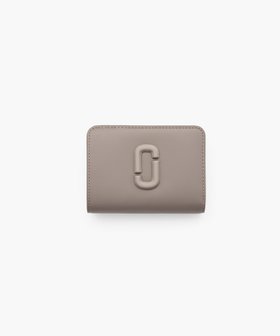 【マーク ジェイコブス/MARC JACOBS】の【公式】THE LEATHER COVERED J MARC MINI COMPACT WALLET/ザ レザー カバード Jマーク ミニ コンパクト ウォレット 二つ折り財布 ミニ財布 人気、トレンドファッション・服の通販 founy(ファニー) ファッション Fashion レディースファッション Fashion for Women ミニ財布・二つ折り財布 Wallets & Card Cases ウォレット Wallet エレガント 上品 Elegant コイン Coin, Coin Design コンパクト Compact, Small Size 軽量 Lightweight, Ultra Light シンプル Simple, Minimal ジップ Zip, Zipper 財布 Wallet, Purse フロント Front, Front Design ポケット Pocket, Pocket Detail おすすめ Recommended / Our Picks ギフト プレゼント Gift / Present |ID:prp329100004799589