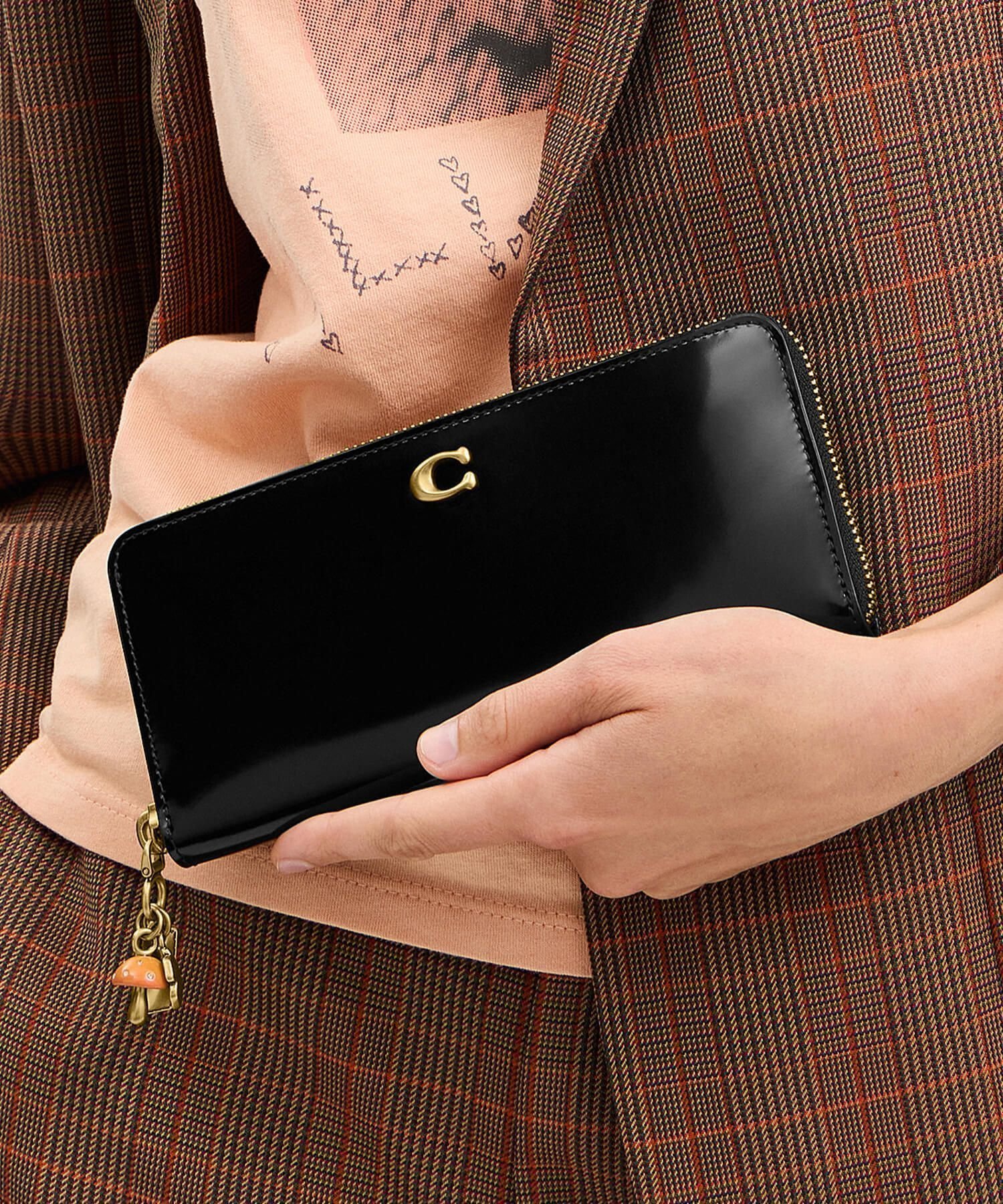 【コーチ/COACH】の【公式】エッセンシャル スリム アコーディオン ジップ ウォレット・チャーム インテリア・キッズ・メンズ・レディースファッション・服の通販 founy(ファニー) 　ファッション　Fashion　レディースファッション　Fashion for Women　ジップ　Zip, Zipper　スリム　Slim, Slim Fit　財布　Wallet, Purse　チャーム　Charm, Pendant　ニューヨーク　New York, NYC Style　ポケット　Pocket, Pocket Detail　エレガント 上品　Elegant　iPhone アイフォーン　iPhone　ギフト プレゼント　Gift / Present　BLACK|ID: prp329100004799602 ipo3291000000034900221