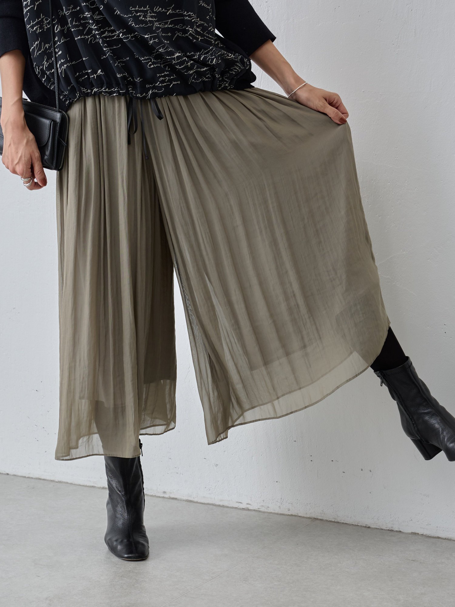 【ビアズリー/BEARDSLEY】のシワシフォンギャザーパンツ(ドット) インテリア・キッズ・メンズ・レディースファッション・服の通販 founy(ファニー) 　ファッション　Fashion　レディースファッション　Fashion for Women　パンツ　Pants & Trousers　ギャザー　Gathered, Ruffled　シフォン　Chiffon, Lightweight Fabric　ドット　Polka Dot, Dot Pattern　フェミニン　Feminine, Girly　ポケット　Pocket, Pocket Detail　リボン　Ribbon, Bow　カーキ|ID: prp329100004799626 ipo3291000000034975437