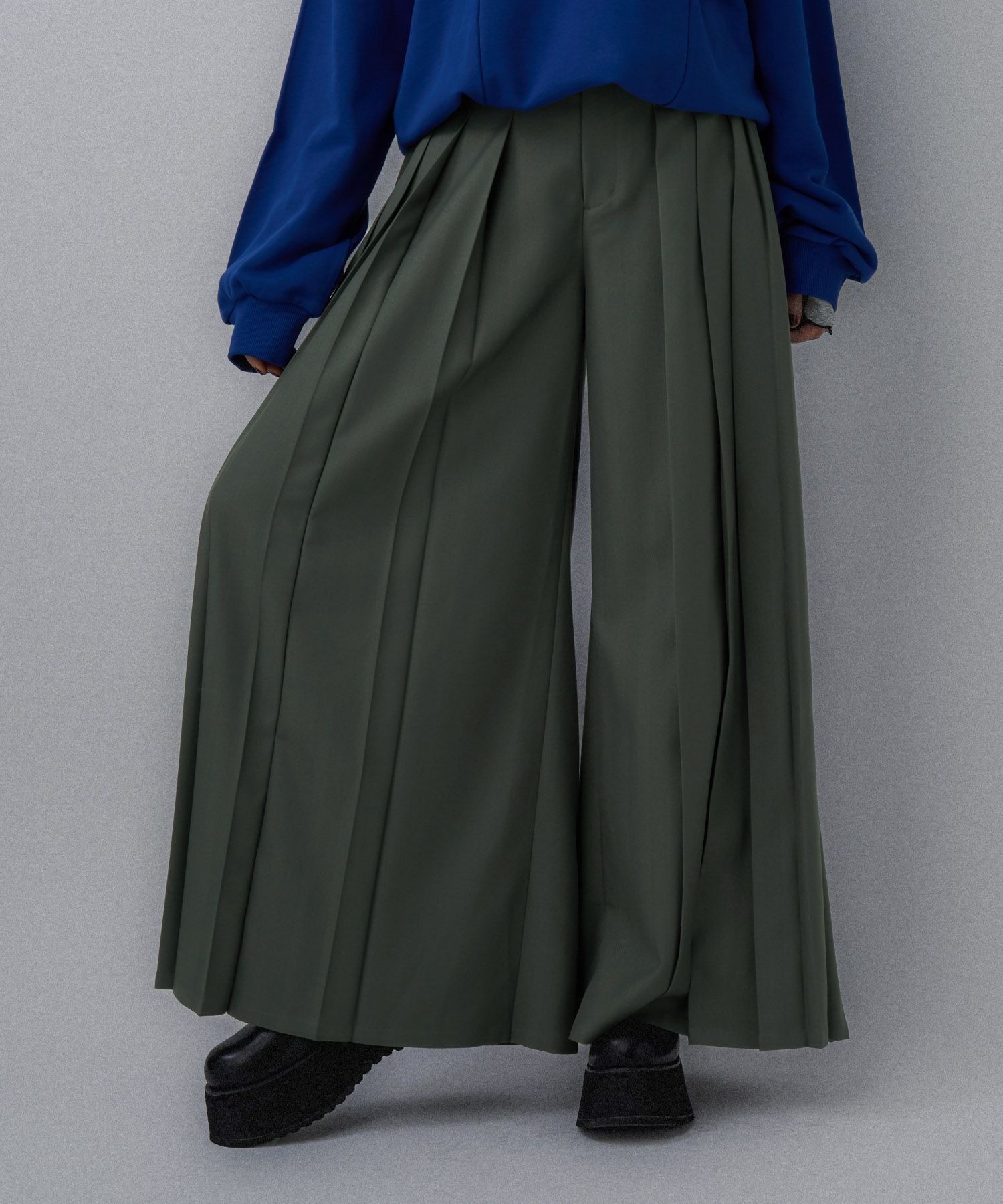 【ハレ/HARE】のワイドプリーツパンツ インテリア・キッズ・メンズ・レディースファッション・服の通販 founy(ファニー) 　ファッション　Fashion　レディースファッション　Fashion for Women　パンツ　Pants & Trousers　おすすめ　Recommended / Our Picks　ウェーブ　Wavy Pattern　クール　Cool, Chic　コンパクト　Compact, Small Size　シューズ　Shoes, Footwear　シンプル　Simple, Minimal　スウェット / スエット　Sweatshirt, Sweatwear　ストレート　Straight, Straight Cut　スニーカー　Sneakers, Trainers　パーカー　Hoodie, Parka　プリーツ　Pleats, Pleated　ロング　Long, Long-Length　ワイド　Wide, Wide Fit　厚底　Platform Shoes　グレーグリーン71|ID: prp329100004799915 ipo3291000000034824541