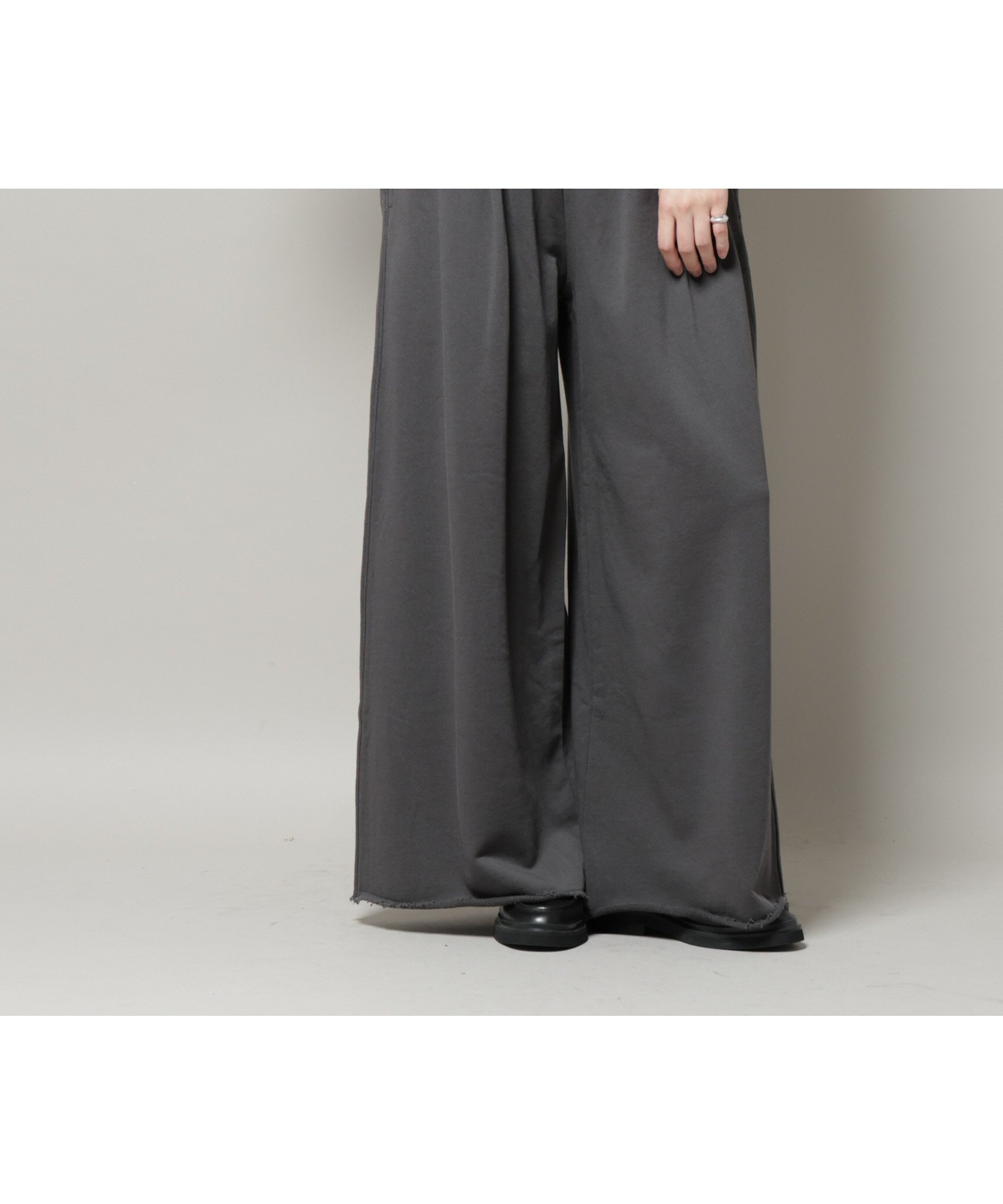 【ナノ ユニバース/nano universe】のボリュームワイドスウェットパンツ インテリア・キッズ・メンズ・レディースファッション・服の通販 founy(ファニー) ファッション Fashion レディースファッション Fashion for Women パンツ Pants & Trousers カットオフ Cut-Off Design コンパクト Compact, Small Size 今季 This Season, Current Season シンプル Simple, Minimal トレンド Trend, Trending Now バランス Balance, Style Balance フレンチ French, French Style ベロア Velour, Soft Velvet ワイド Wide, Wide Fit おすすめ Recommended / Our Picks 2025年 2025 2025-2026秋冬・A/W Autumn/Winter 2025–26 AW25–26 チャコール3|ID: prp329100004799936 ipo3291000000034824668