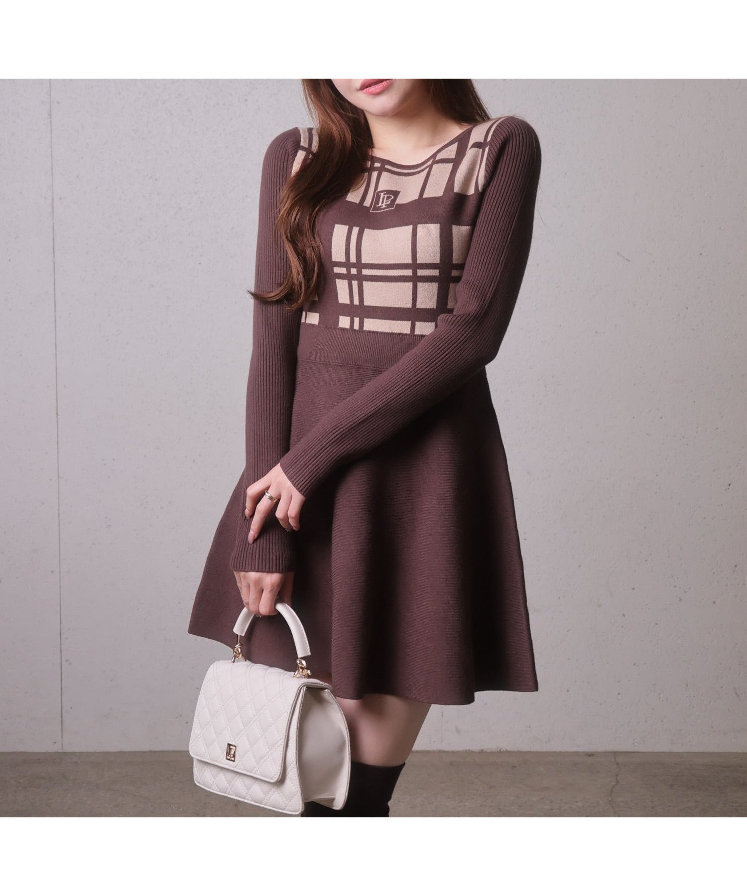 【リップサービス/LIP SERVICE】のLIP SERVICE/LPチェックフレアニットワンピース インテリア・キッズ・メンズ・レディースファッション・服の通販 founy(ファニー) 　ファッション　Fashion　レディースファッション　Fashion for Women　ワンピース　Dresses　ニットワンピース　Knit Dresses　おすすめ　Recommended / Our Picks　チェック　Check, Plaid, Tartan　フィット　Fit, Slim Fit　フレア　Flare, Flared　フロント　Front, Front Design　モノトーン　Monotone, Black and White　ランダム　Random, Irregular　エレガント 上品　Elegant　ブラウン|ID: prp329100004800701 ipo3291000000034951094