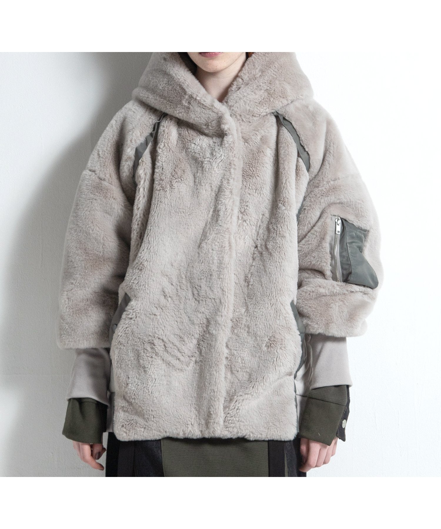 【アウラアイラ/AULA AILA】のSHORT FUR HOODIE COAT インテリア・キッズ・メンズ・レディースファッション・服の通販 founy(ファニー) 　ファッション　Fashion　レディースファッション　Fashion for Women　アウター　Coat / Outerwear Collection　コート・ロングコート・ピーコート　Long Coats, Peacoats & More　2025年　2025　2025-2026秋冬・A/W　Autumn/Winter 2025–26 AW25–26　冬　Winter / This Winter　キルト　Quilt, Quilted Fabric　ショート　Short, Short Length　タフタ　Taffeta, Structured Fabric　ポケット　Pocket, Pocket Detail　ミリタリー　Military, Army Style　防寒　Cold Protection, Winter-Ready　LT.GRAY|ID: prp329100004800764 ipo3291000000034947807
