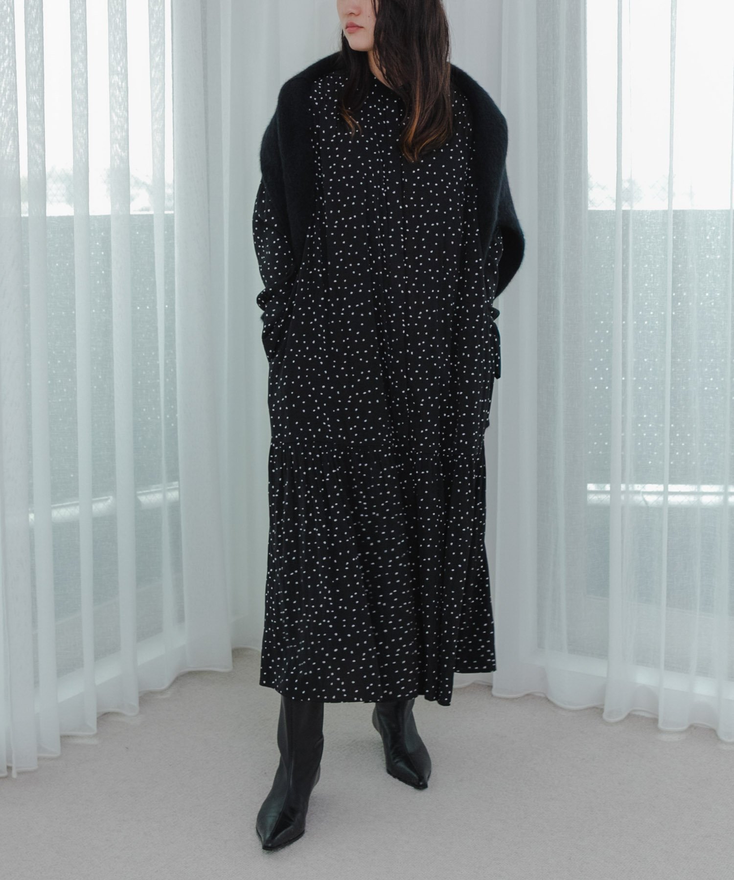 【アーバンリサーチ/URBAN RESEARCH】のギャザーティアードワンピース インテリア・キッズ・メンズ・レディースファッション・服の通販 founy(ファニー) 　ファッション　Fashion　レディースファッション　Fashion for Women　ワンピース　Dresses　2025年　2025　2025-2026秋冬・A/W　Autumn/Winter 2025–26 AW25–26　冬　Winter / This Winter　おすすめ　Recommended / Our Picks　カーディガン　Cardigan, Knitwear　ジャケット　Jacket, Outerwear　ダウン　Down, Puffer　フロント　Front, Front Design　ロング　Long, Long-Length　エレガント 上品　Elegant　A/W・秋冬　Autumn/Winter　ブラック|ID: prp329100004800988 ipo3291000000034930208