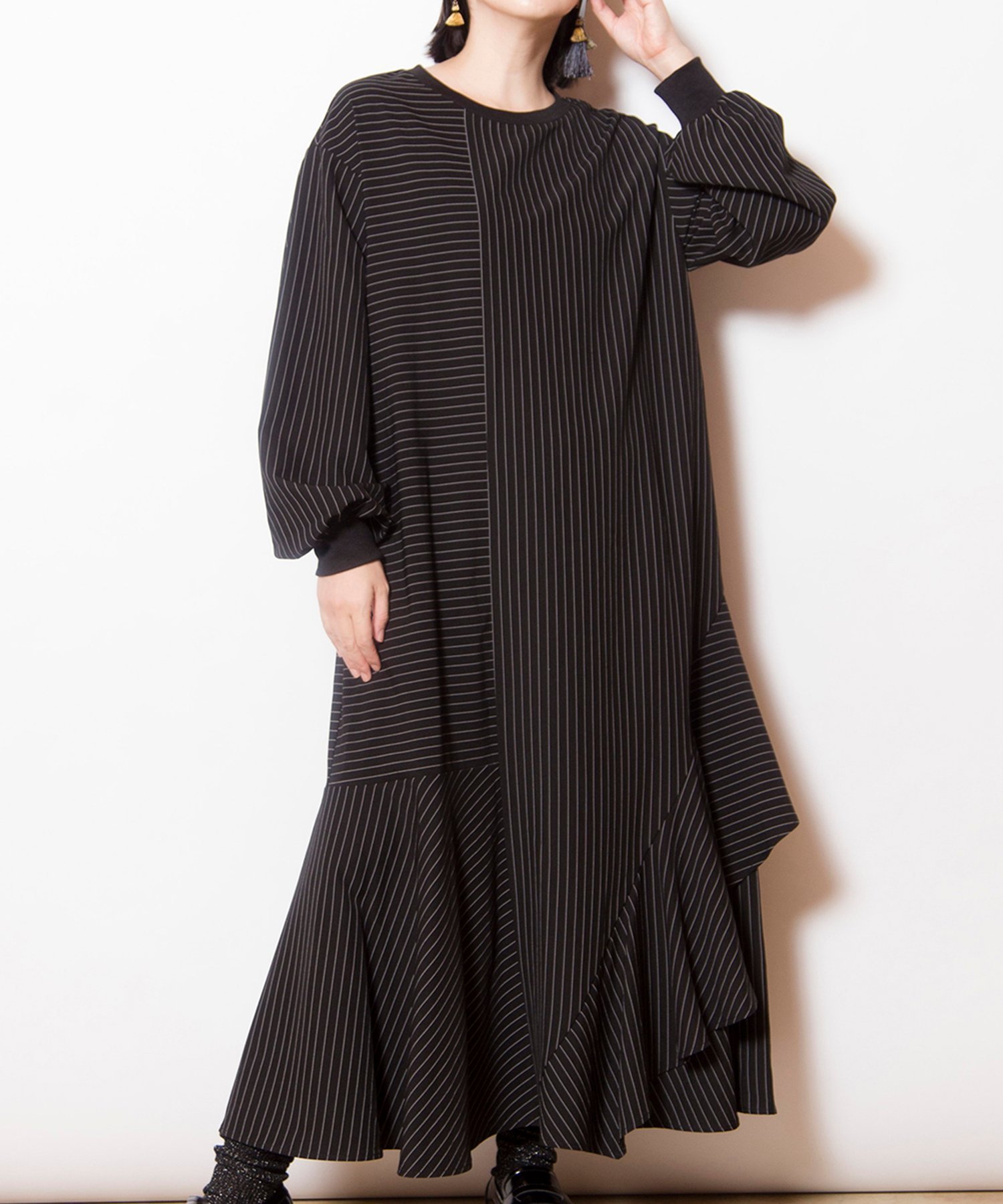 【オズモーシス/OSMOSIS】のストライプ切替ワンピース インテリア・キッズ・メンズ・レディースファッション・服の通販 founy(ファニー) 　ファッション　Fashion　レディースファッション　Fashion for Women　ワンピース　Dresses　インナー　Innerwear　ストライプ　Stripe, Striped Pattern　ストレッチ　Stretch, Stretchy Fabric　フリル　Frill, Ruffle　ポケット　Pocket, Pocket Detail　再入荷　Restock / Back in Stock　切替　Switching, Contrast Panel　A/W・秋冬　Autumn/Winter　BLACK|ID: prp329100004801006 ipo3291000000035038986