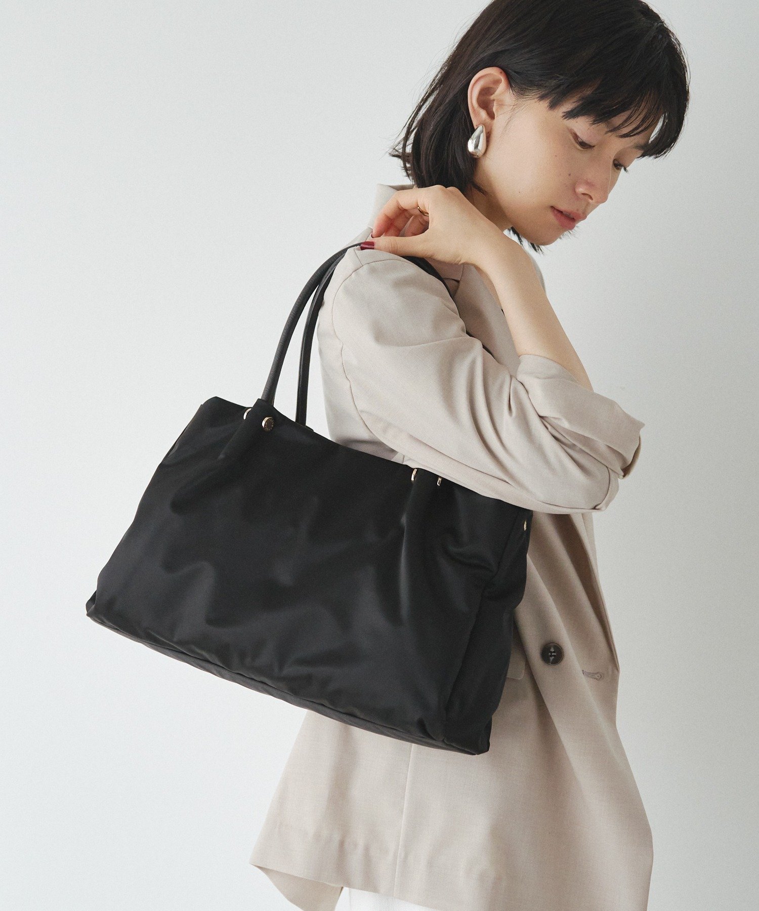 【ラシット/russet】のナイロン三層2WAYトートバッグ インテリア・キッズ・メンズ・レディースファッション・服の通販 founy(ファニー) 　ファッション　Fashion　レディースファッション　Fashion for Women　バッグ　Bags　コンパクト　Compact, Small Size　ショルダー　Shoulder, Shoulder Strap　シンプル　Simple, Minimal　財布　Wallet, Purse　なめらか　Smooth, Silky Texture　ベーシック　Basic, Essential　ポケット　Pocket, Pocket Detail　ポーチ　Pouch, Small Case　マグネット　Magnet, Magnetic Closure　日本製　Made In Japan　エレガント 上品　Elegant　ビジネス 仕事 通勤　Business / Work / Commuting　ブラック|ID: prp329100004801049 ipo3291000000035200524