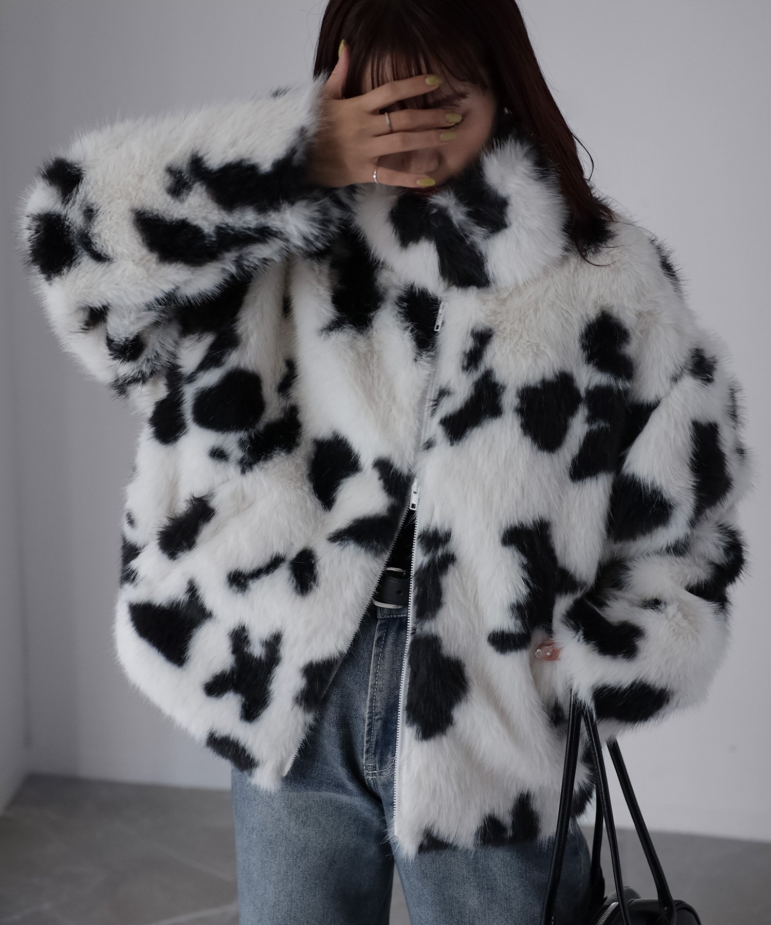 【リベリー/Riberry】のスタンドネックカウ柄ファーブルゾン インテリア・キッズ・メンズ・レディースファッション・服の通販 founy(ファニー) ファッション Fashion レディースファッション Fashion for Women アウター Coat / Outerwear Collection ブルゾンジャケット・スポーティアウター Blouson Jackets カーゴパンツ Cargo Pants, Utility Pants 軽量 Lightweight, Ultra Light ショート Short, Short Length ジップ Zip, Zipper スウェット / スエット Sweatshirt, Sweatwear スタンド Stand Collar, Upright Stand スニーカー Sneakers, Trainers デニム Denim, Jeans Material トレンド Trend, Trending Now バランス Balance, Style Balance パーカー Hoodie, Parka フェイクファー Faux Fur, Imitation Fur フロント Front, Front Design ブルゾン Blouson, Bomber Jacket ブロック Block, Solid Block Pattern ポケット Pocket, Pocket Detail 防寒 Cold Protection, Winter-Ready ミックス Mix, Mixed Style ミドル Middle Length, Mid Height ワイド Wide, Wide Fit 冬 Winter / This Winter おすすめ Recommended / Our Picks ブラック|ID: prp329100004801925 ipo3291000000034839448