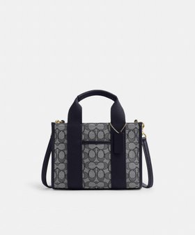 【コーチ/COACH】の【公式】スミス トート バッグ 24・シグネチャー ジャカード 人気、トレンドファッション・服の通販 founy(ファニー) ファッション Fashion レディースファッション Fashion for Women バッグ Bags シューズ Shoes, Footwear ジャカード／ジャガード Jacquard, Woven Pattern トリミング Trimming, Decorative Edge ポケット Pocket, Pocket Detail ラップ Wrap, Wrap Design 財布 Wallet, Purse |ID:prp329100004801964